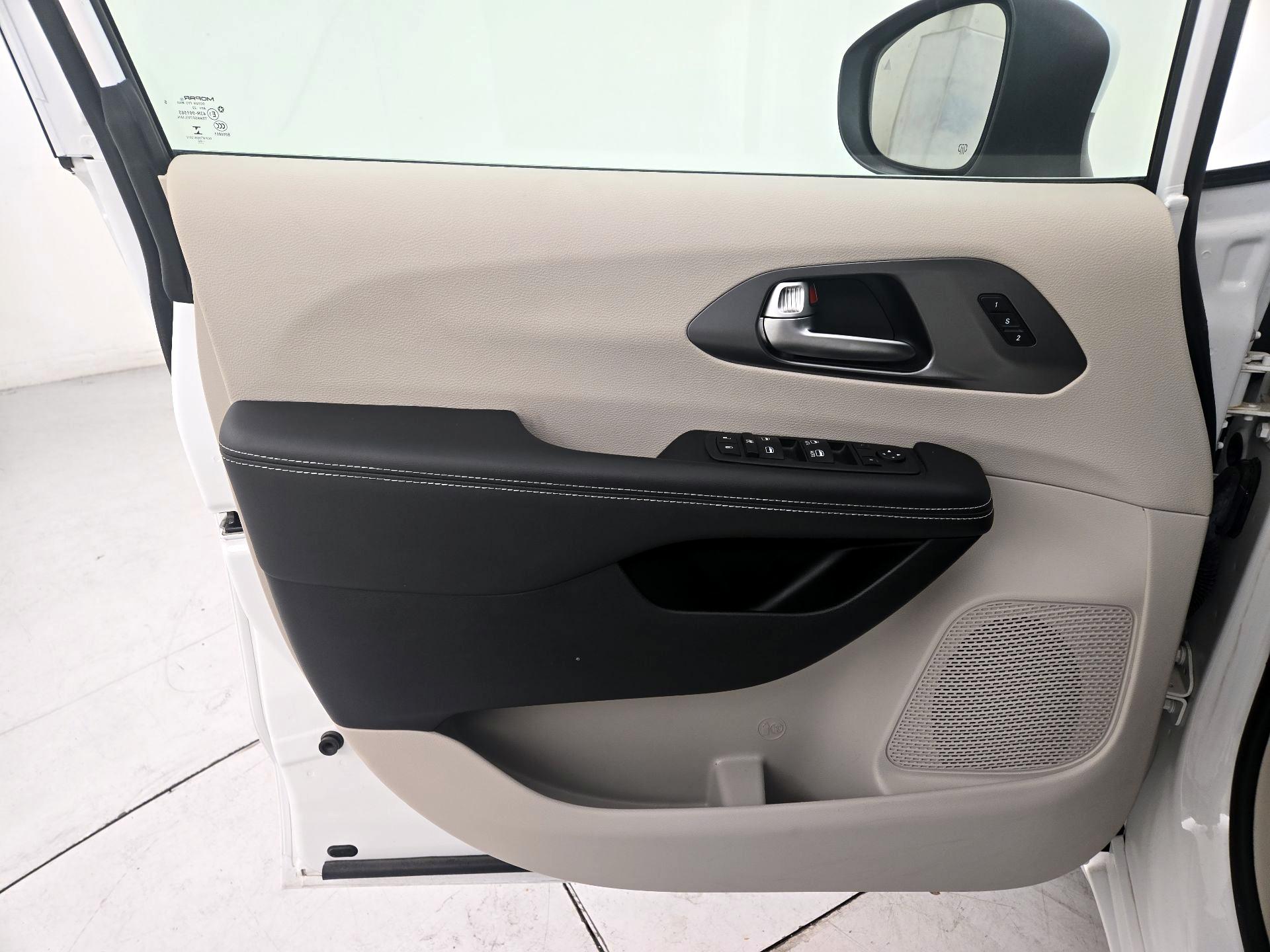 Thumbnail: 2023 Chrysler Pacifica - 12