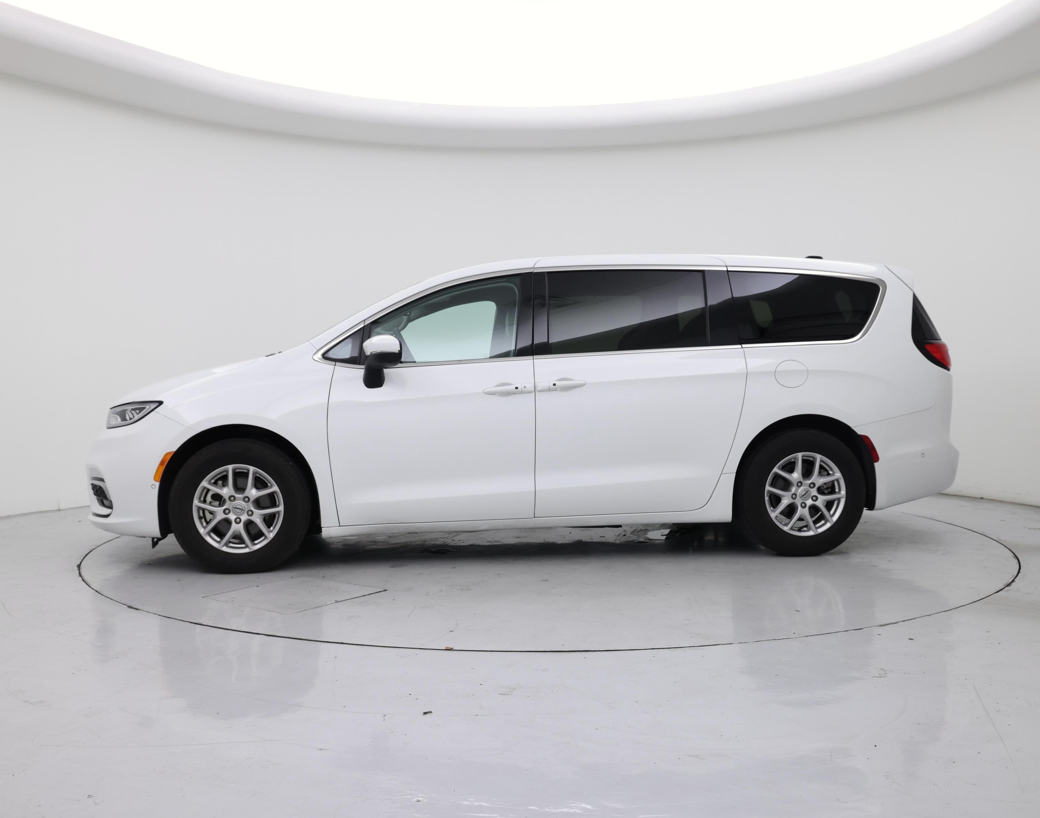 Thumbnail: 2023 Chrysler Pacifica - 3