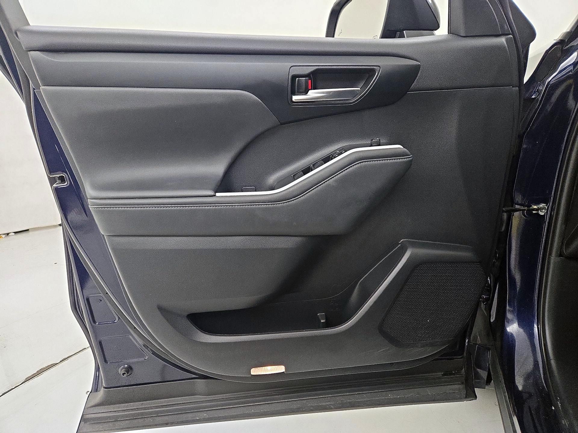 Thumbnail: 2022 Toyota Highlander - 12