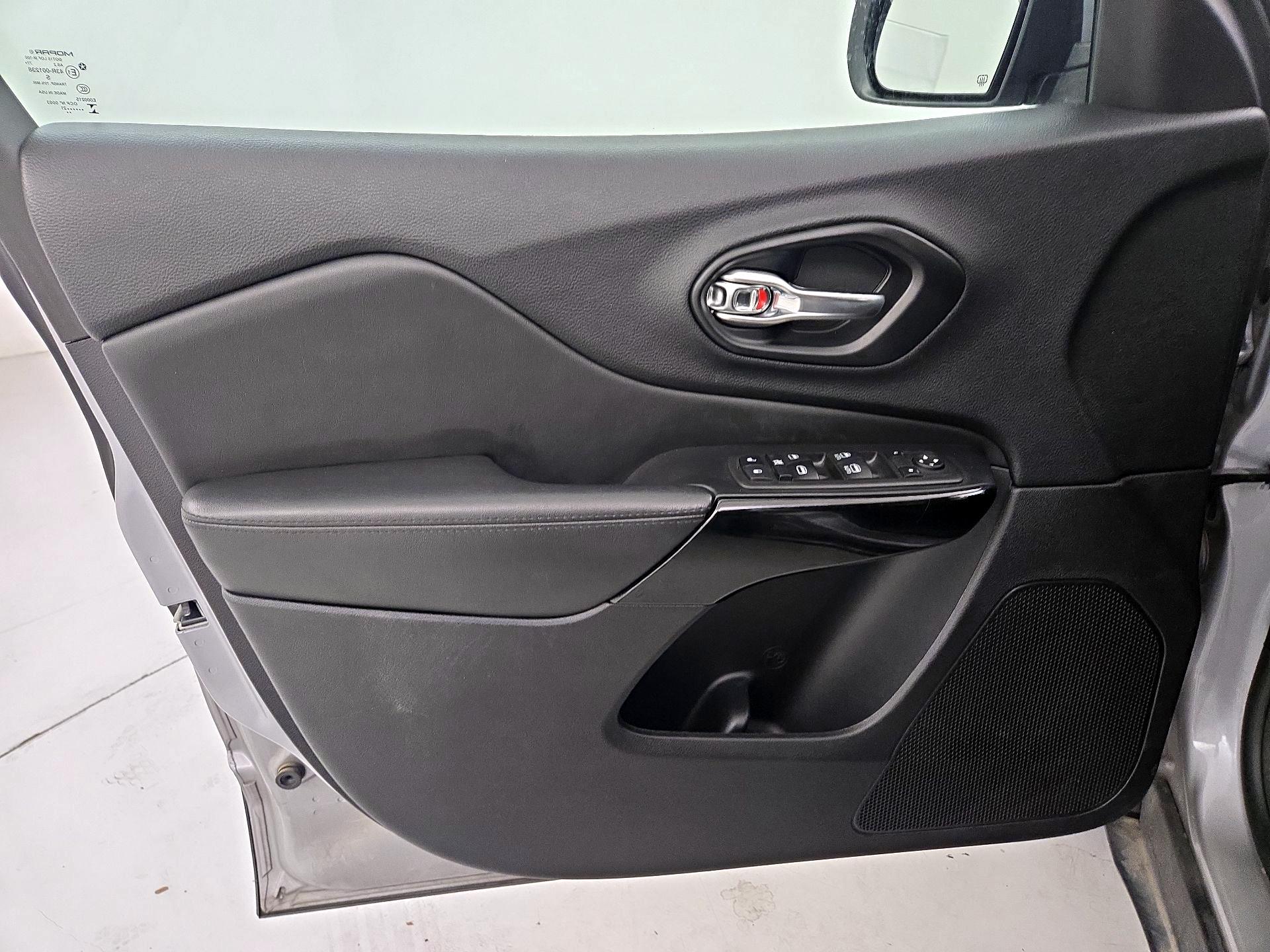 Thumbnail: 2021 Jeep Cherokee - 12