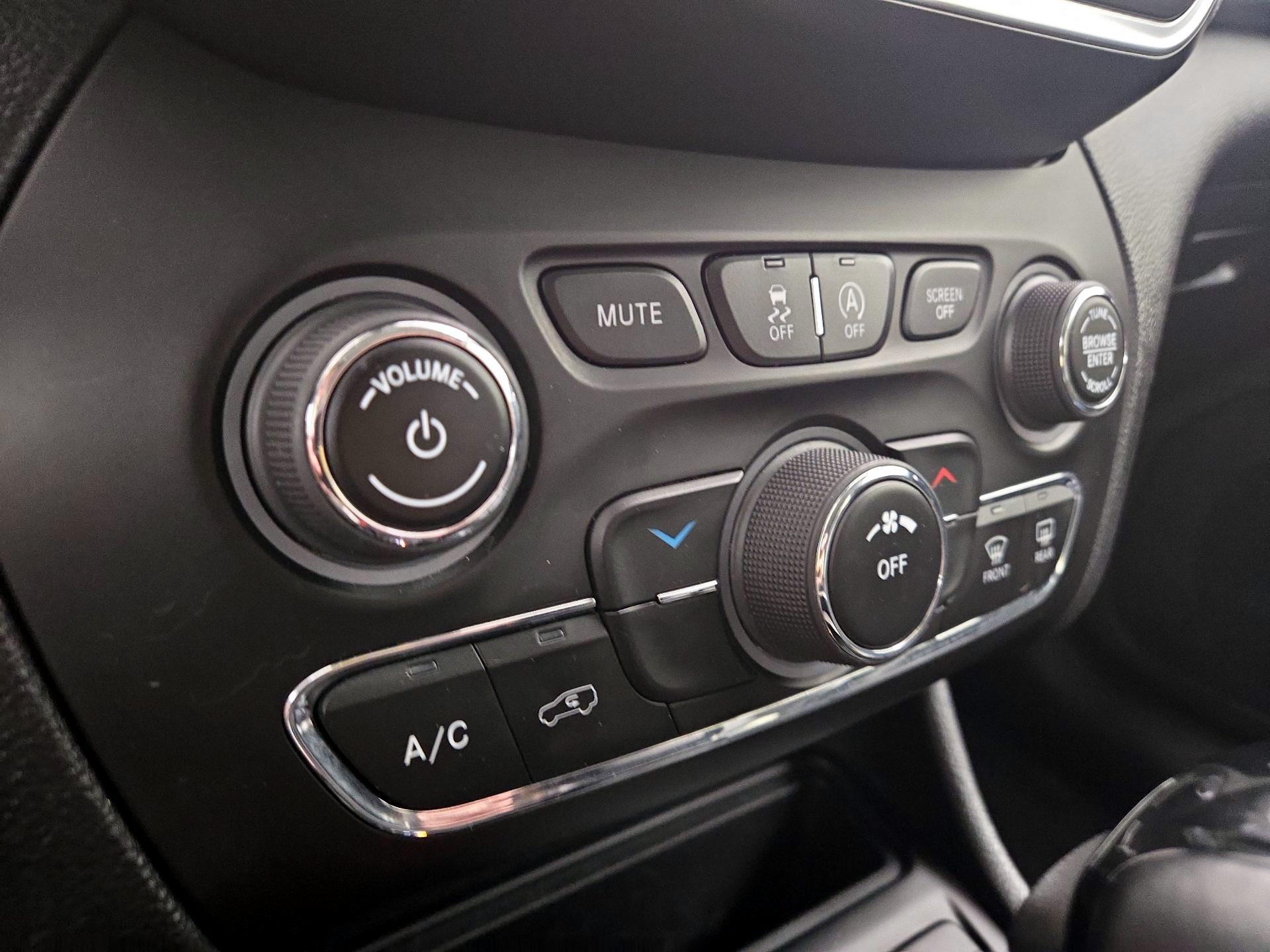 Thumbnail: 2021 Jeep Cherokee - 16