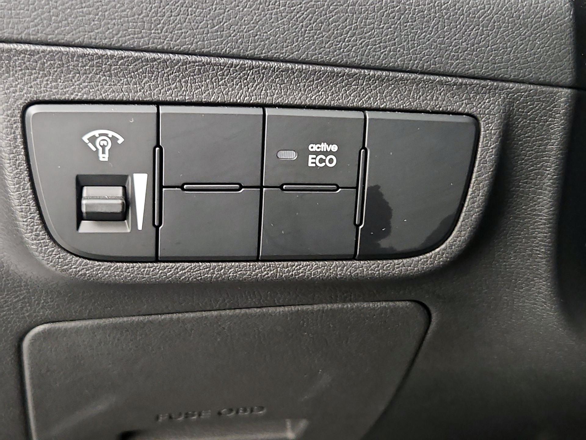 Thumbnail: 2015 Hyundai Veloster - 13