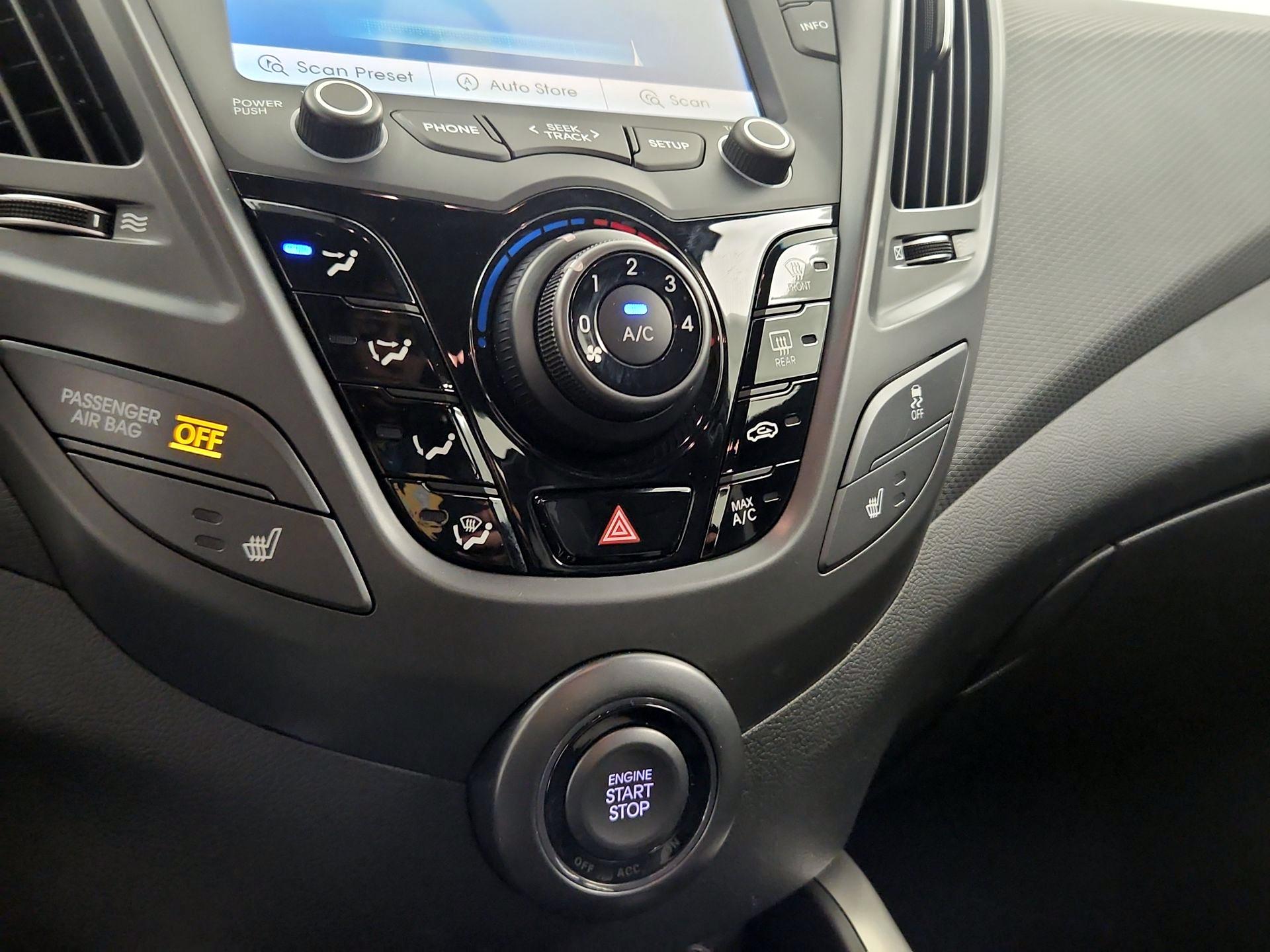 Thumbnail: 2015 Hyundai Veloster - 16