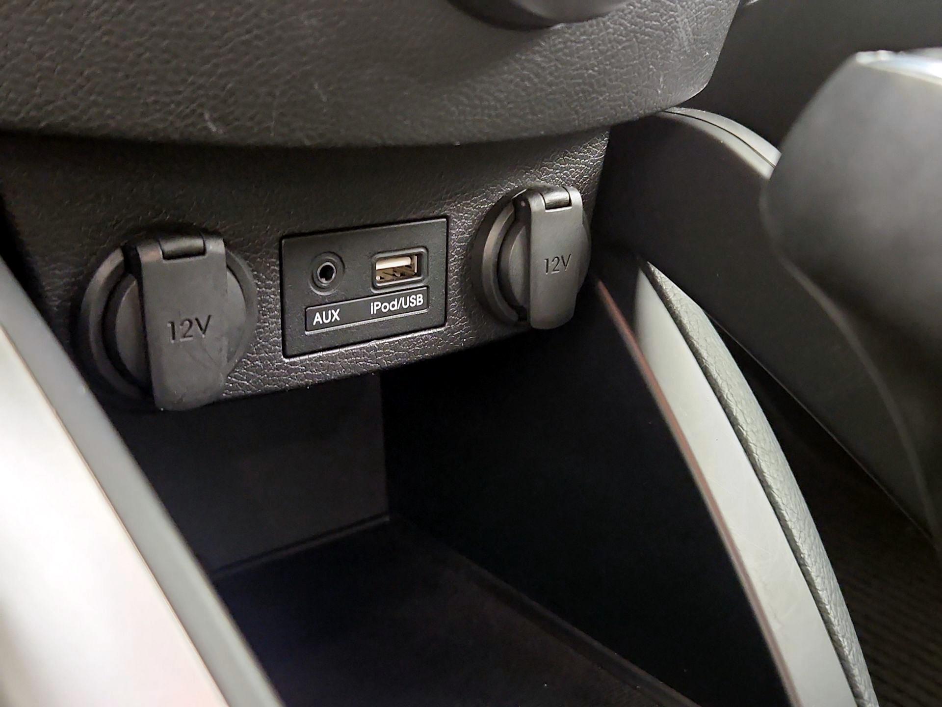 Thumbnail: 2015 Hyundai Veloster - 18