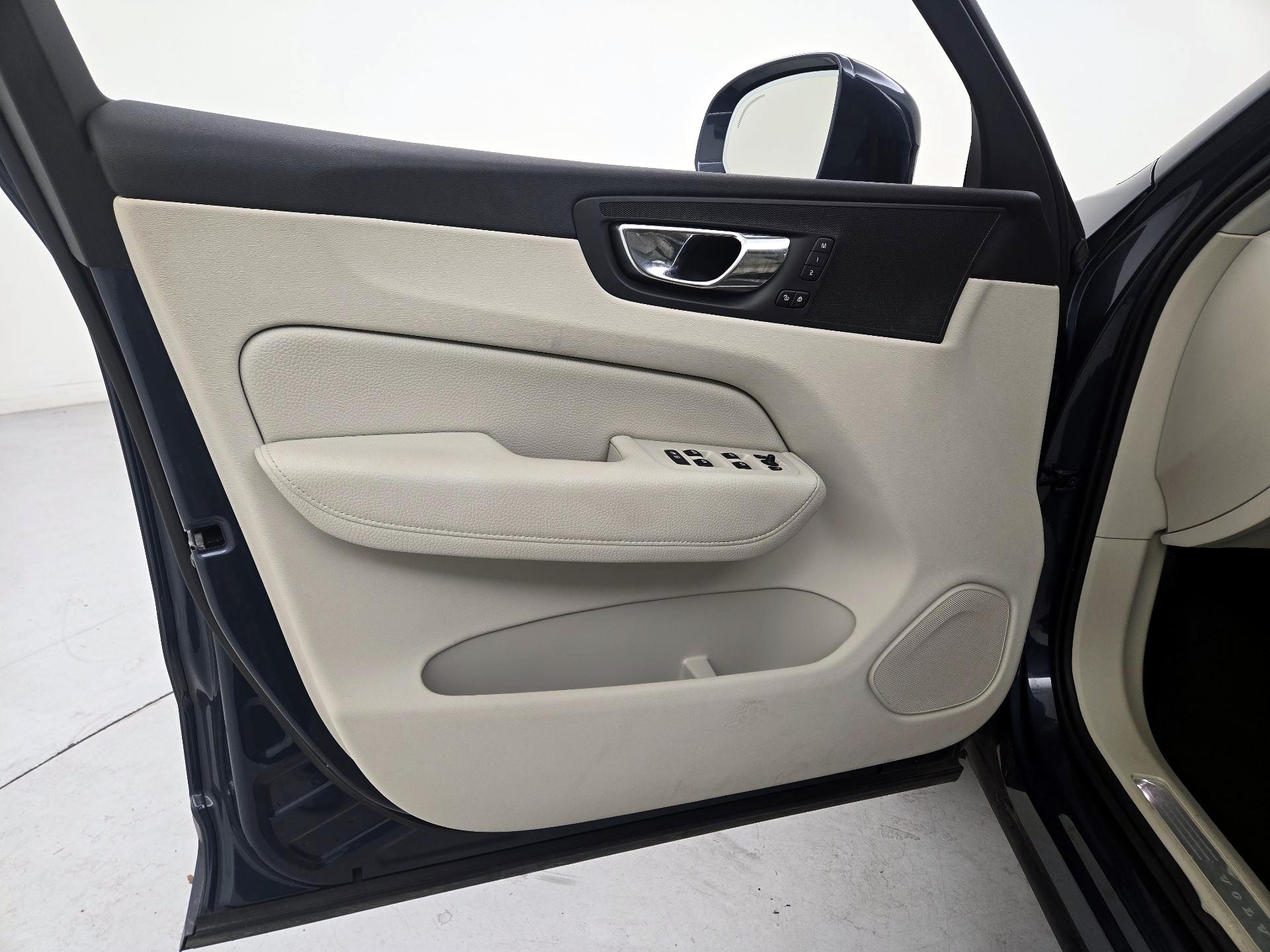 Thumbnail: 2019 Volvo XC60 - 12