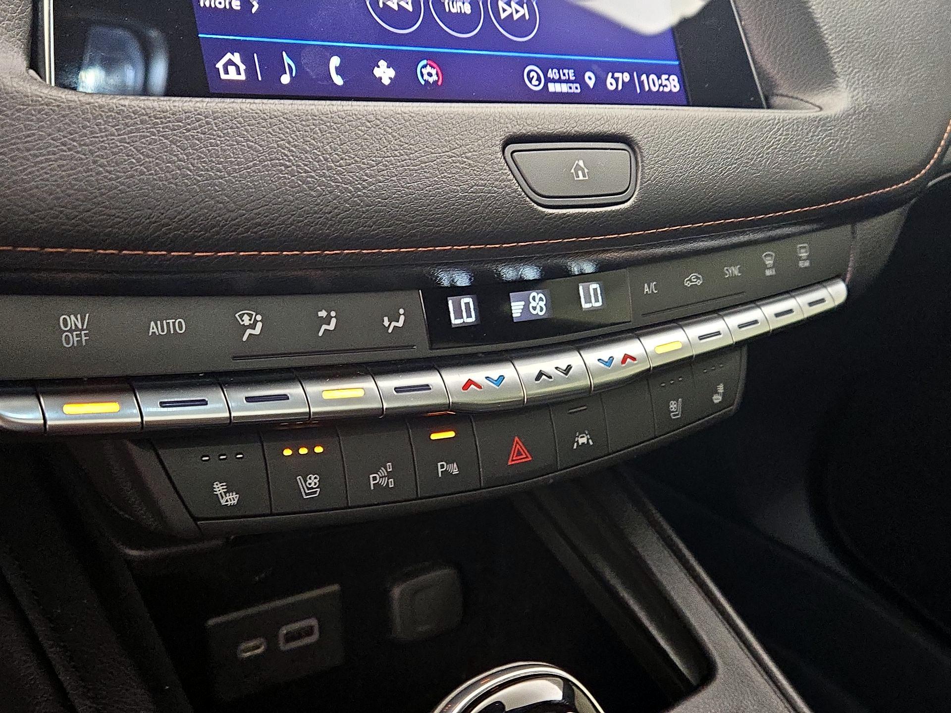 Thumbnail: 2022 Cadillac XT4 - 16