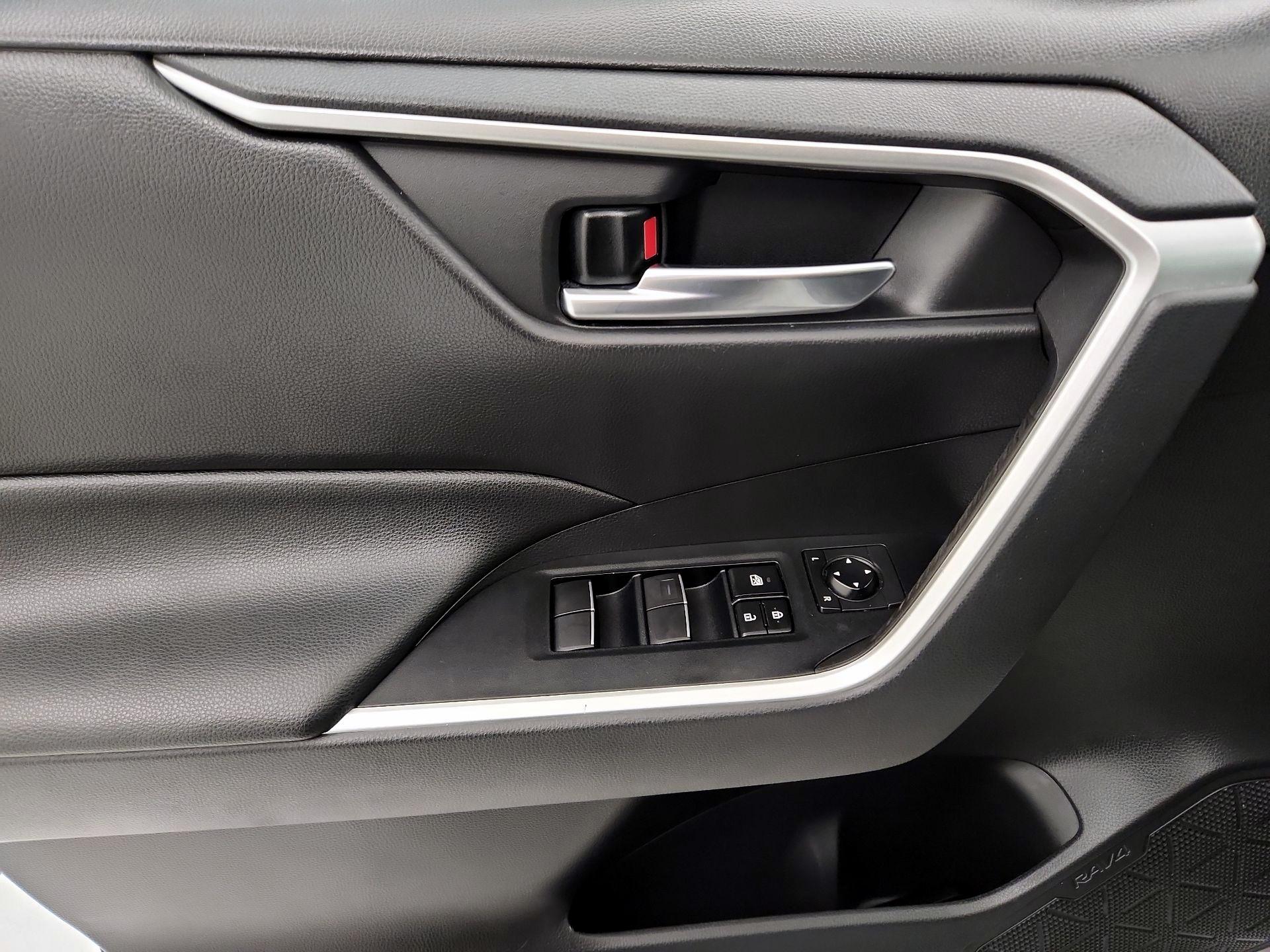Thumbnail: 2019 Toyota RAV4 - 12