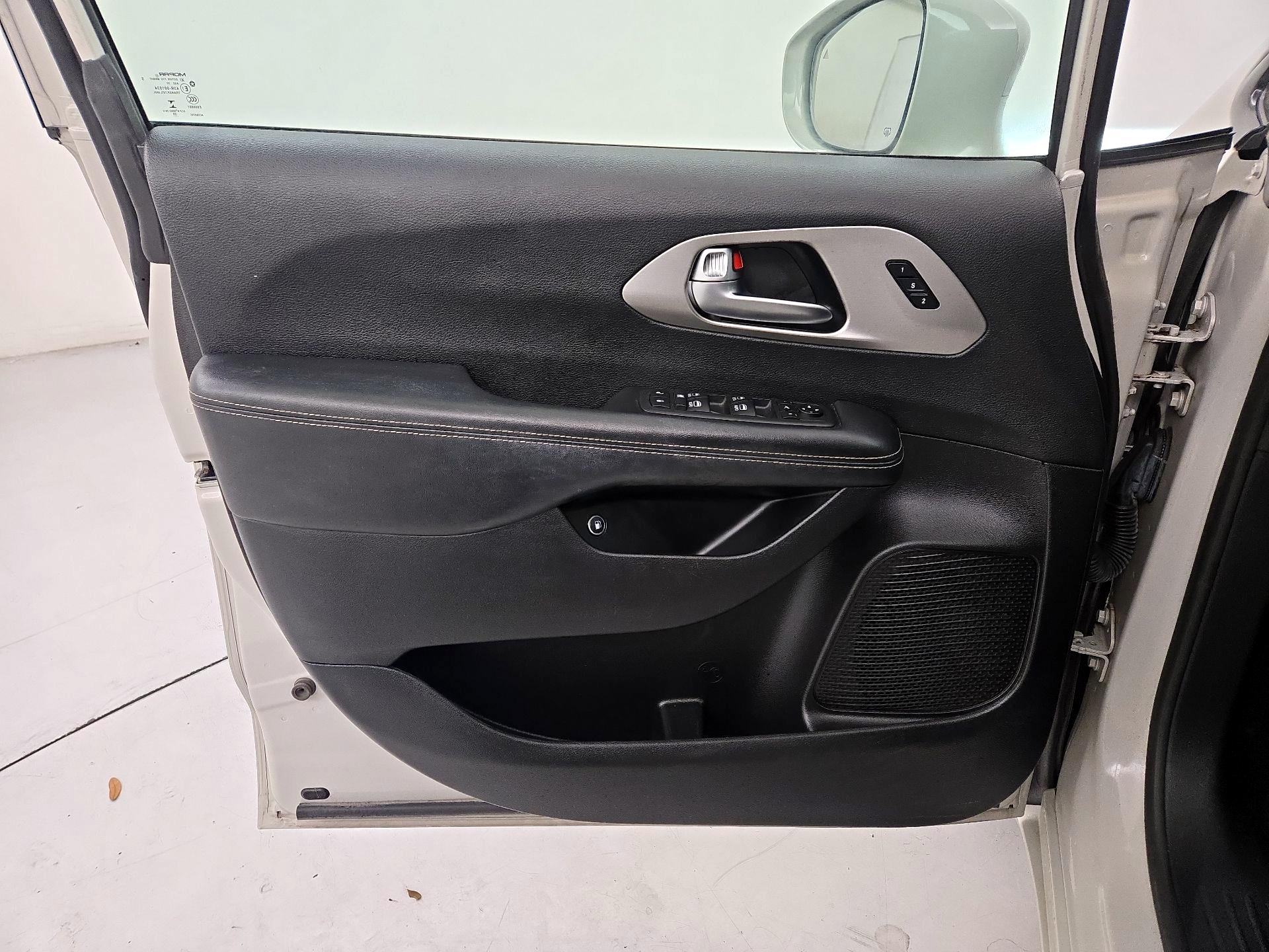 Thumbnail: 2021 Chrysler Pacifica - 12