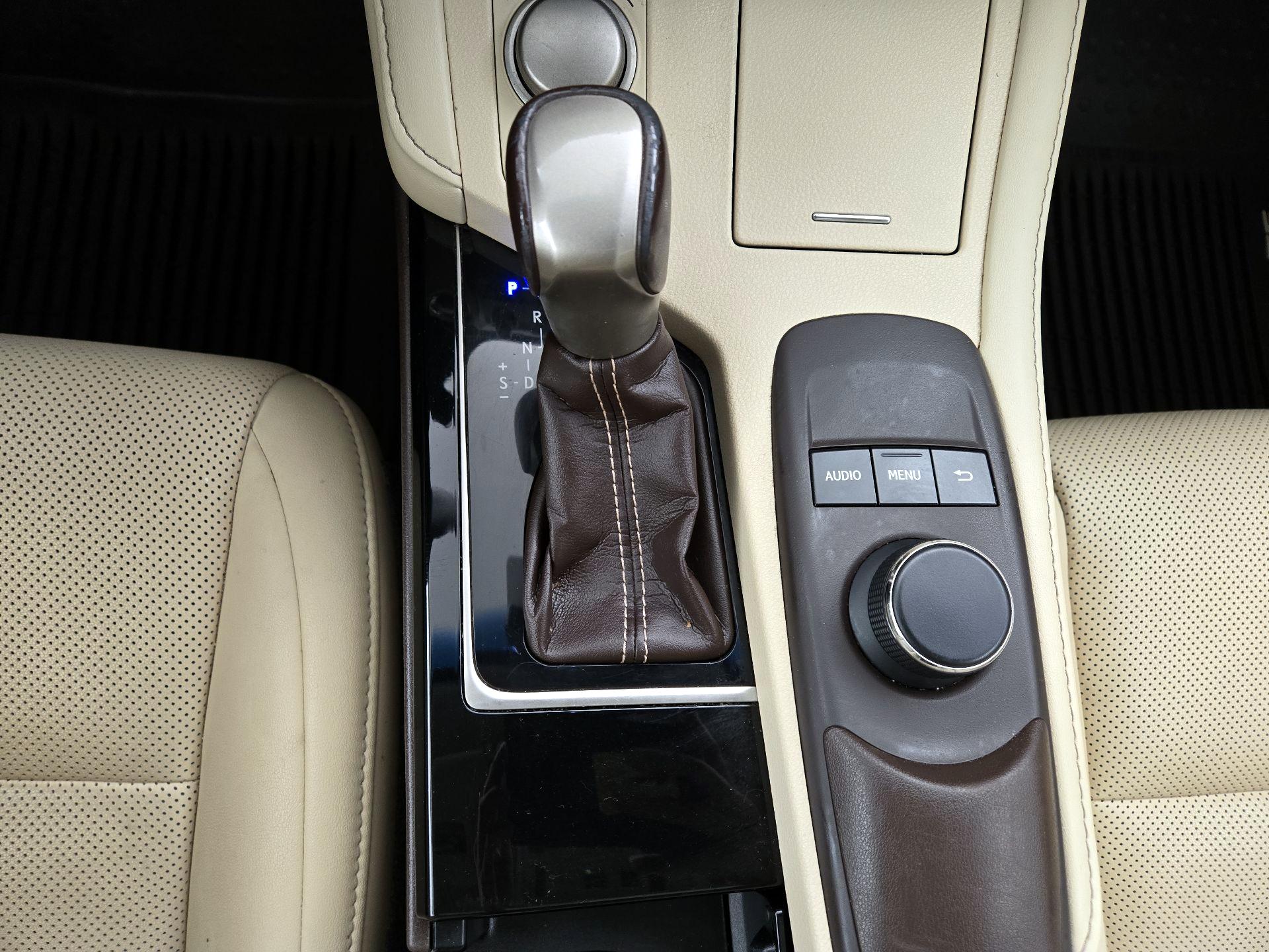 Thumbnail: 2018 Lexus ES - 17