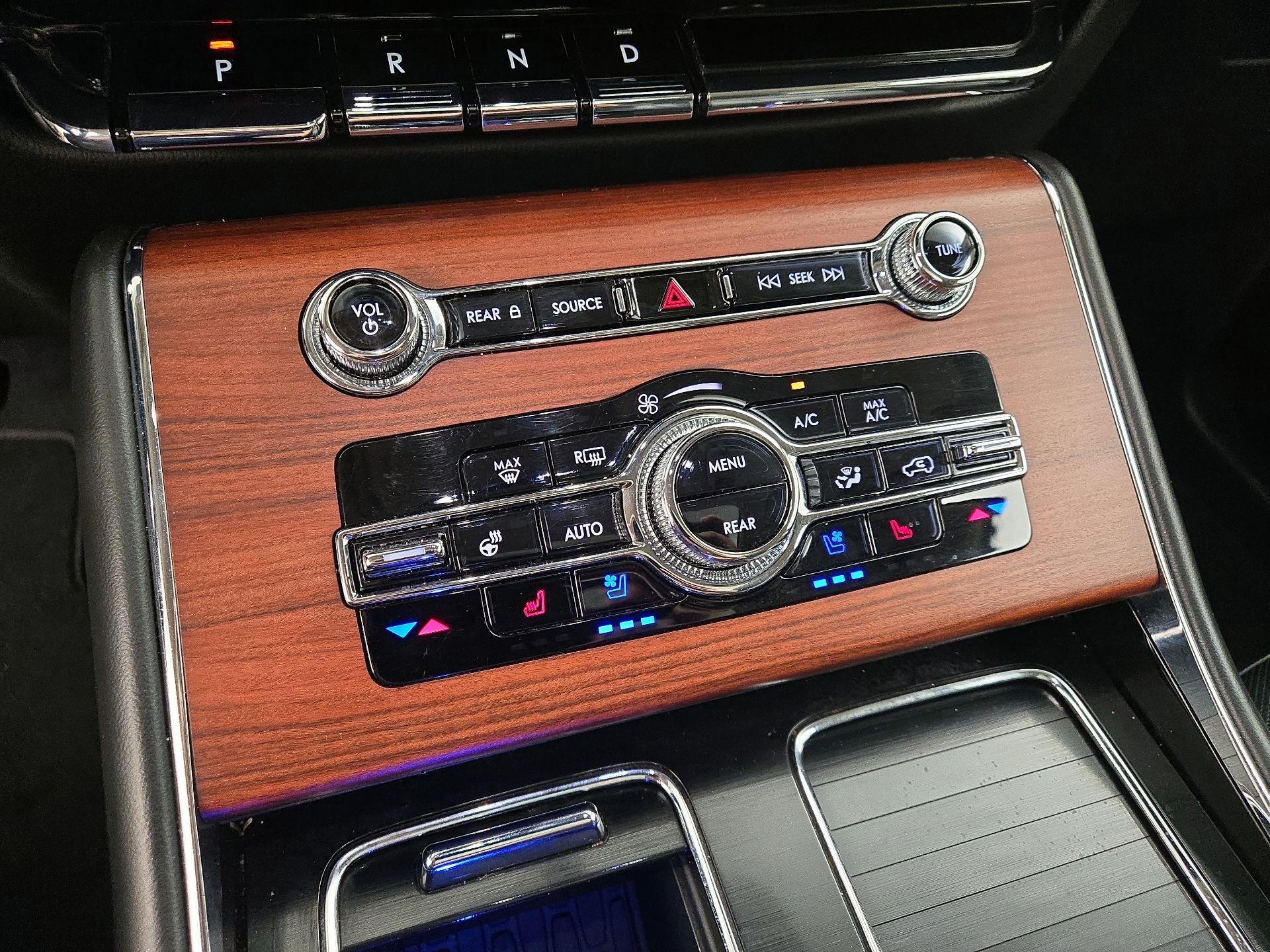 Thumbnail: 2021 Lincoln Aviator - 17