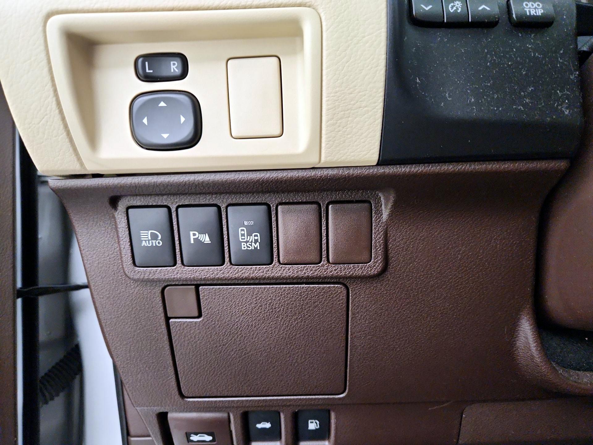 Thumbnail: 2016 Lexus ES - 13