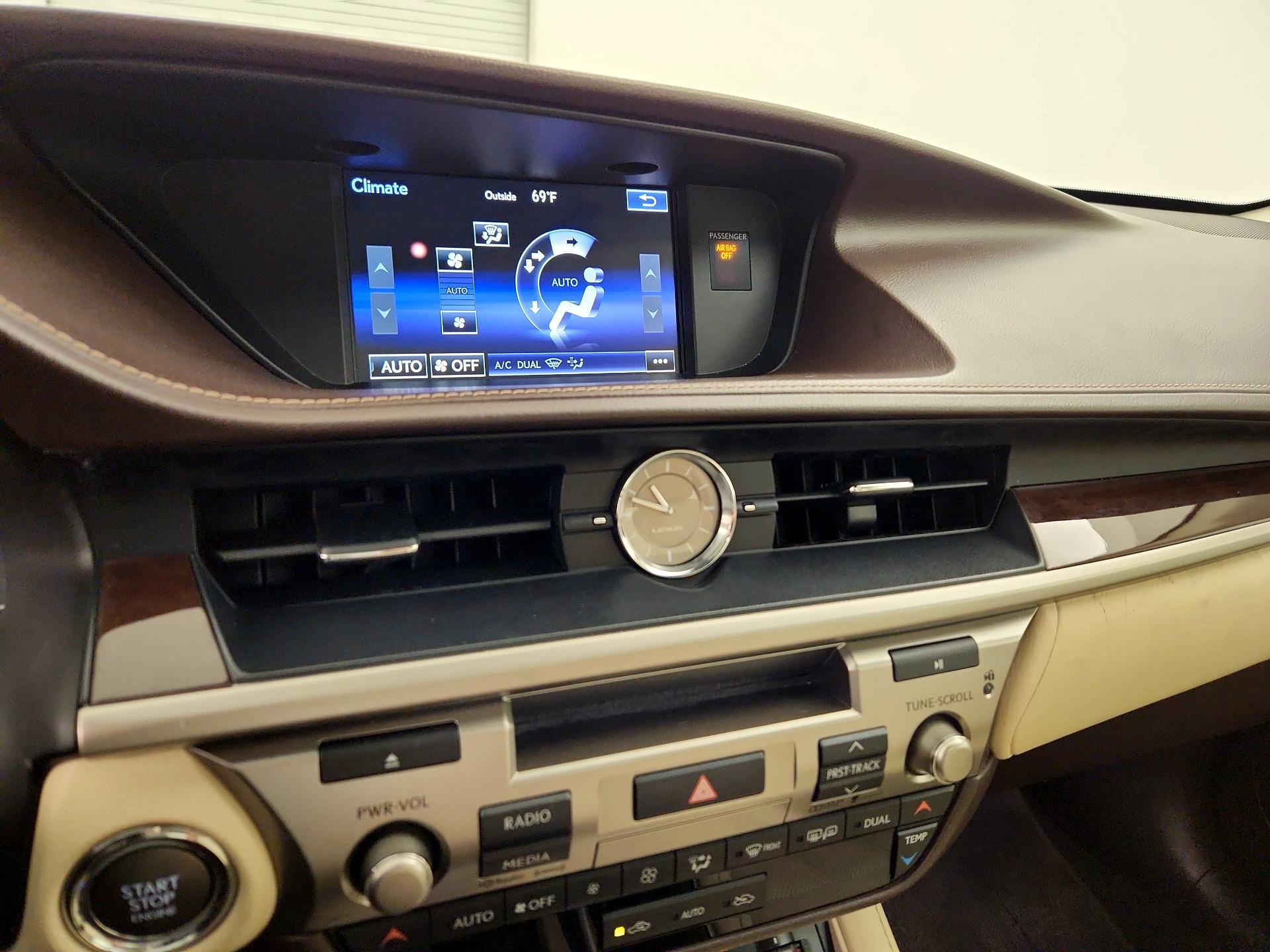 Thumbnail: 2016 Lexus ES - 16