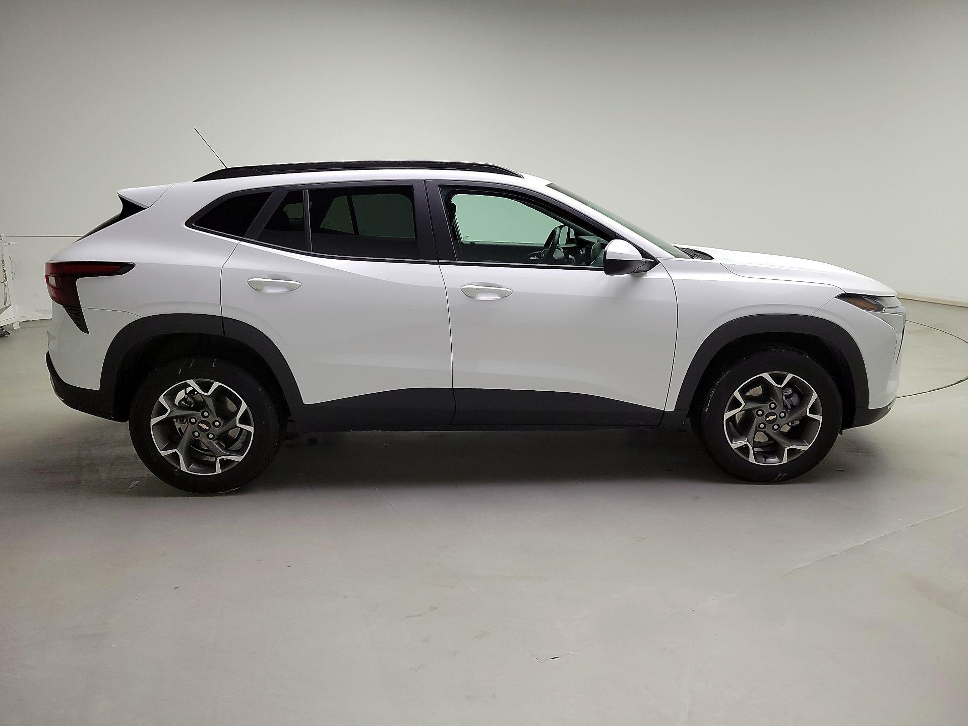 Thumbnail: 2025 Chevrolet Trax - 4