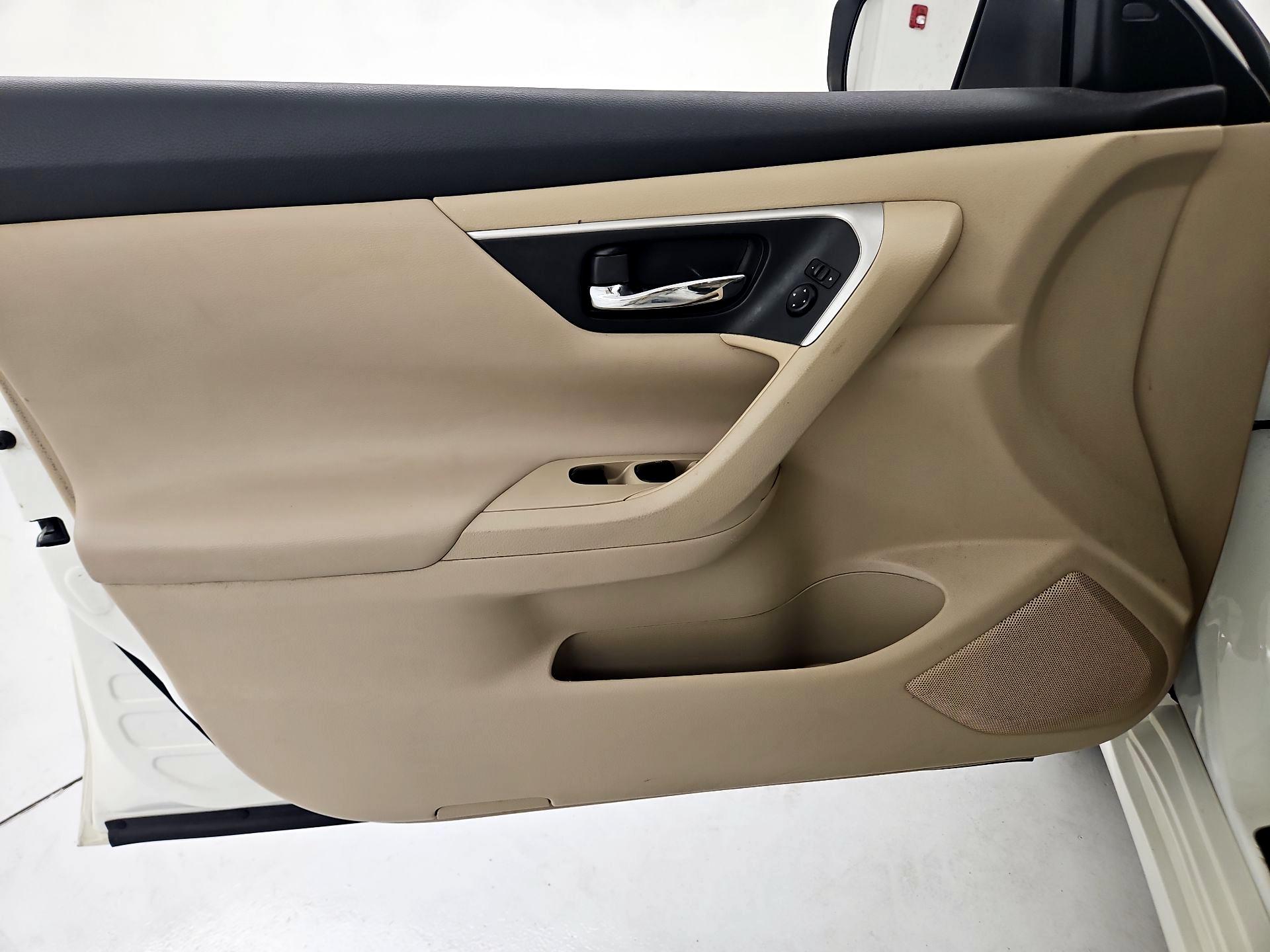 Thumbnail: 2017 Nissan Altima - 12