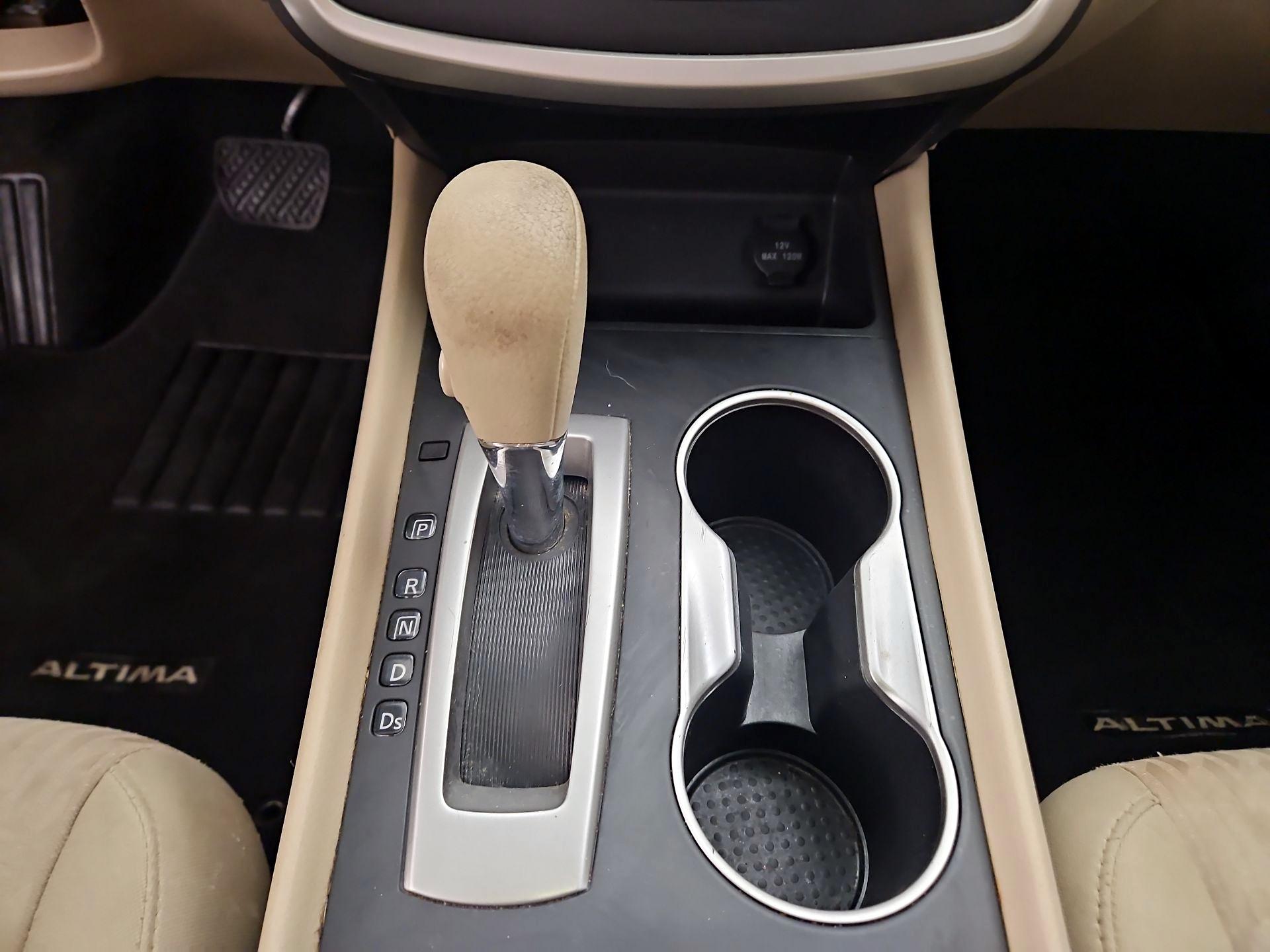 Thumbnail: 2017 Nissan Altima - 17