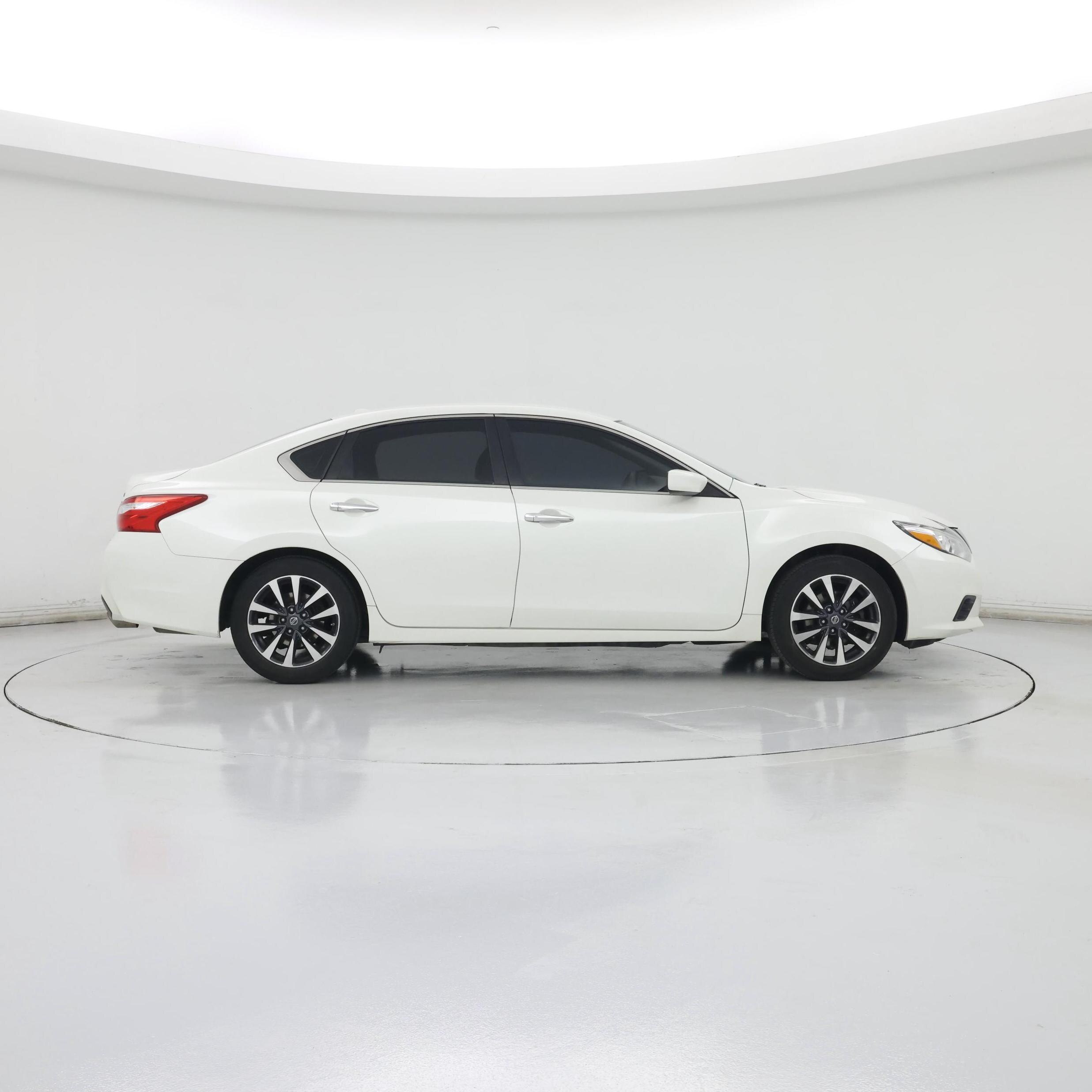 Thumbnail: 2017 Nissan Altima - 7