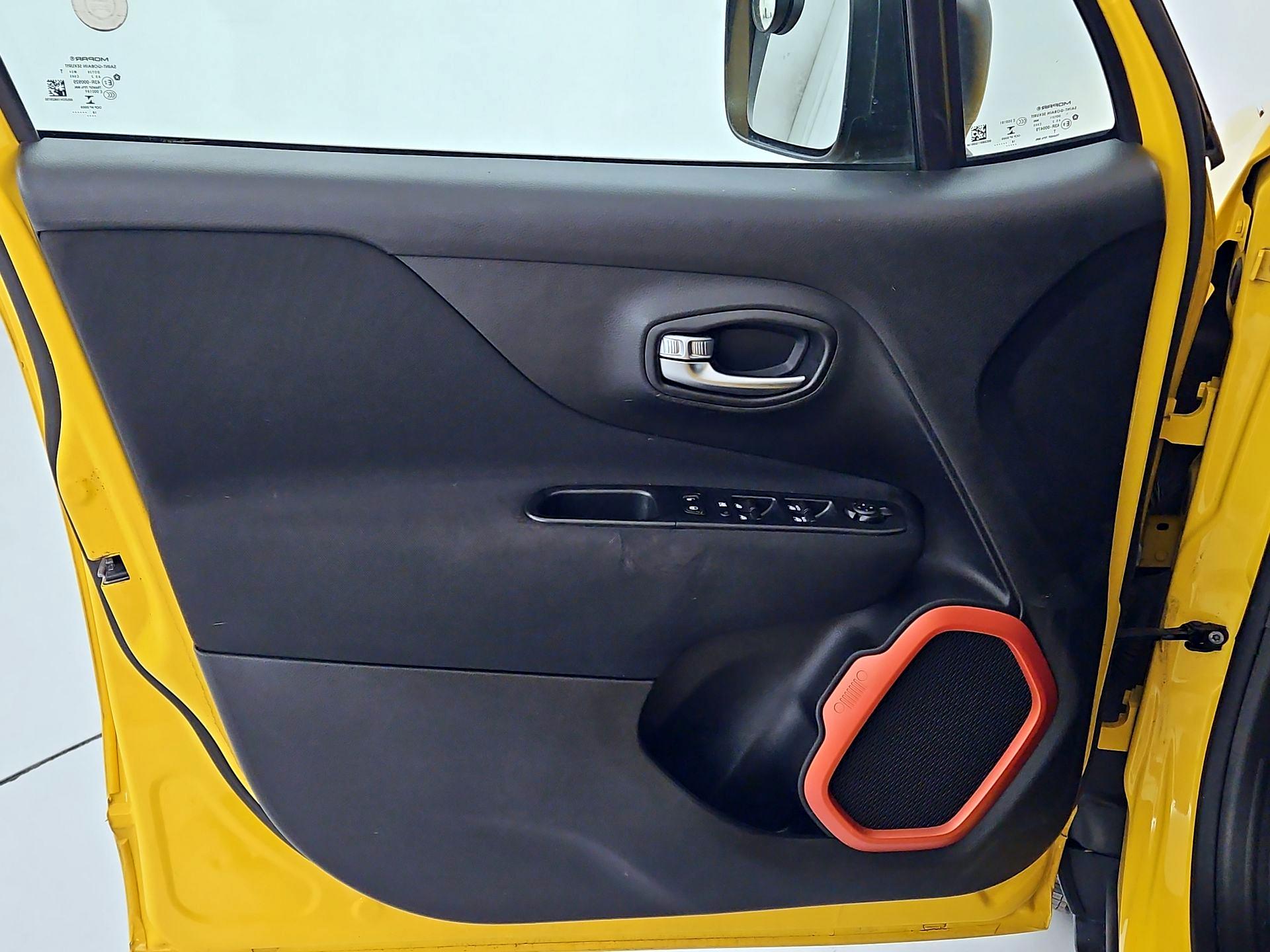 Thumbnail: 2018 Jeep Renegade - 12