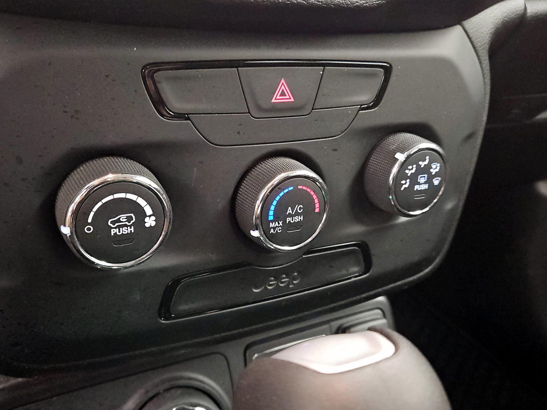 Thumbnail: 2018 Jeep Renegade - 15