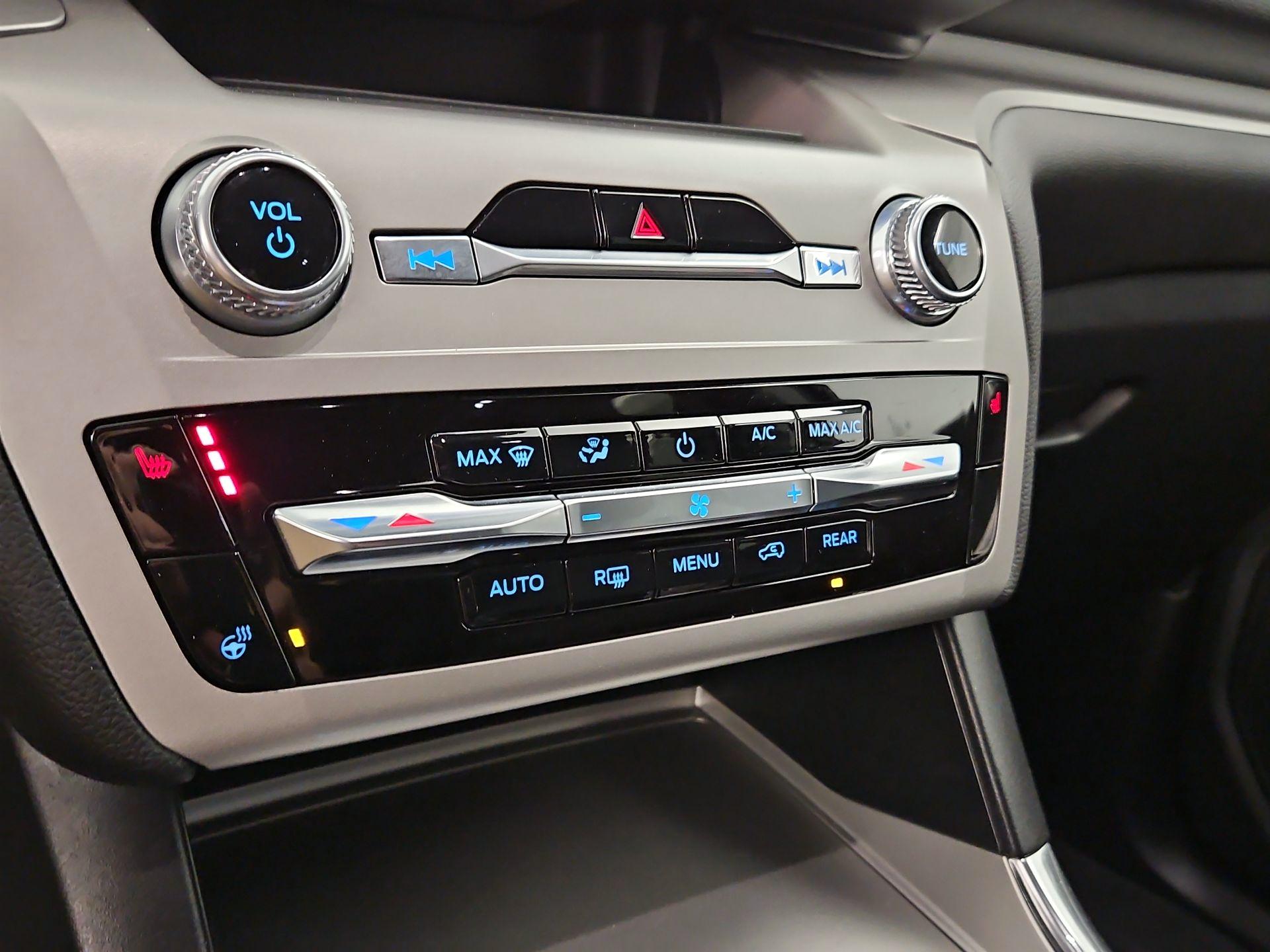 Thumbnail: 2022 Ford Explorer - 16