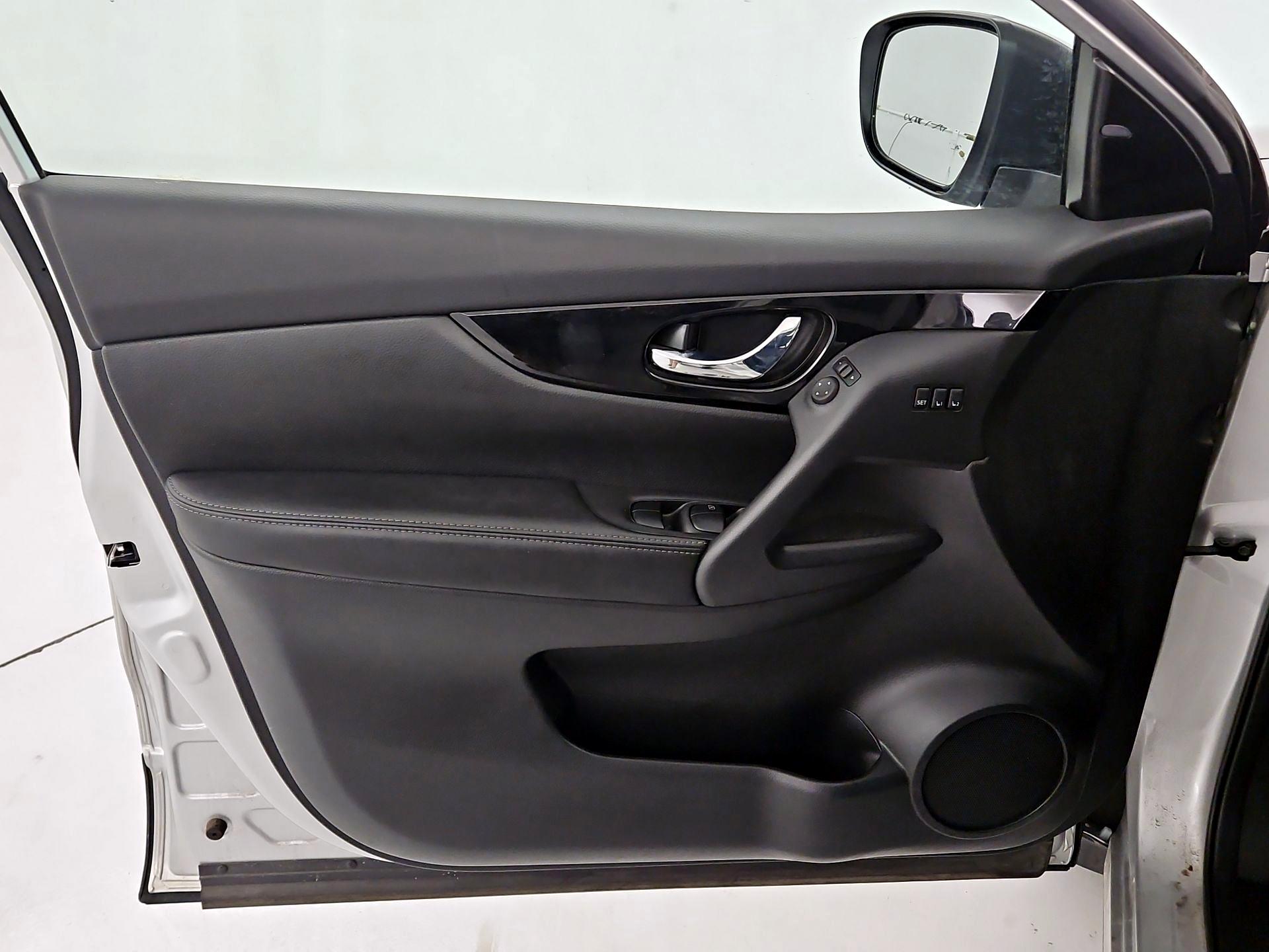 Thumbnail: 2022 Nissan Rogue Sport - 12