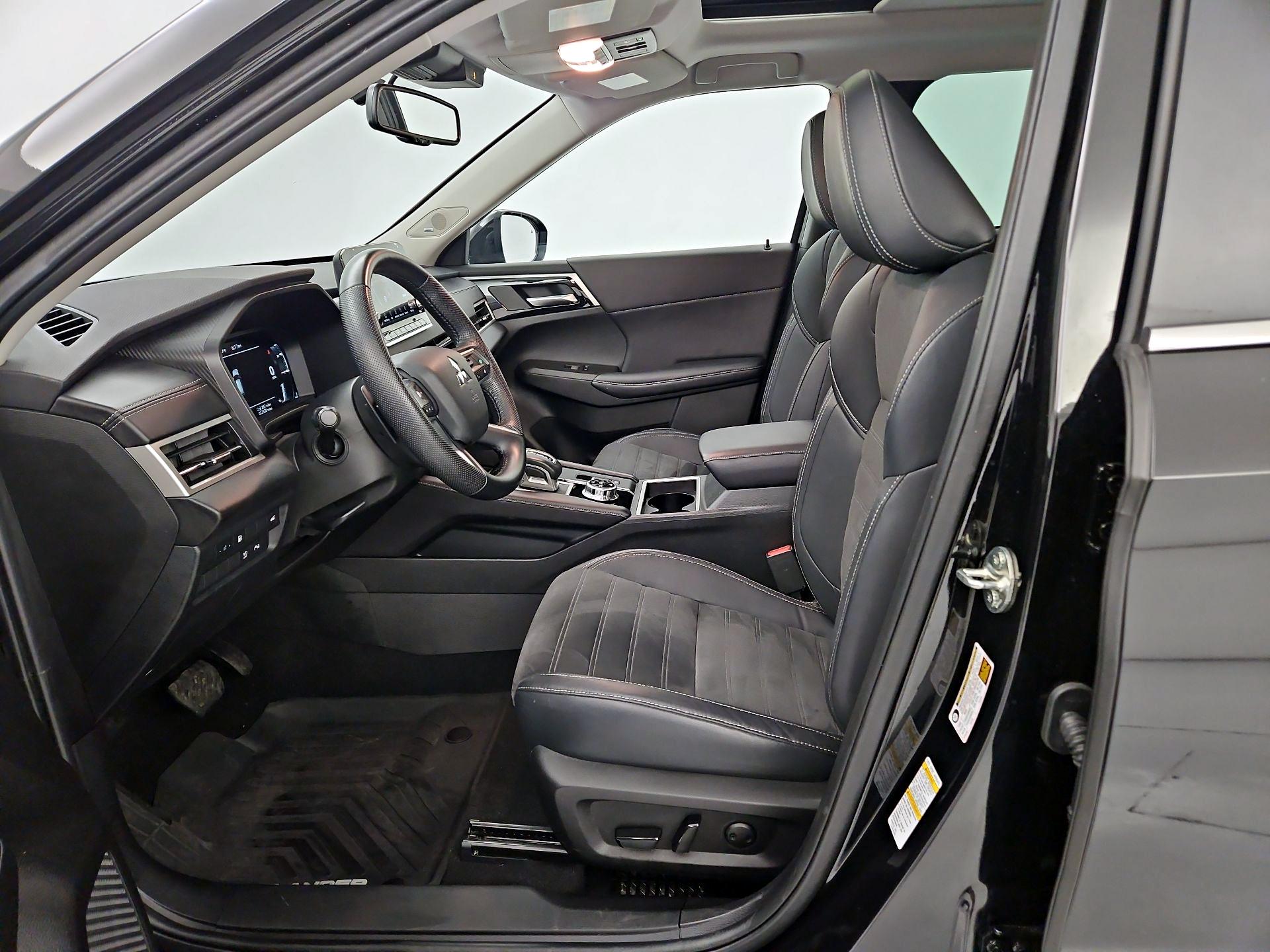 Thumbnail: 2023 Mitsubishi Outlander - 11