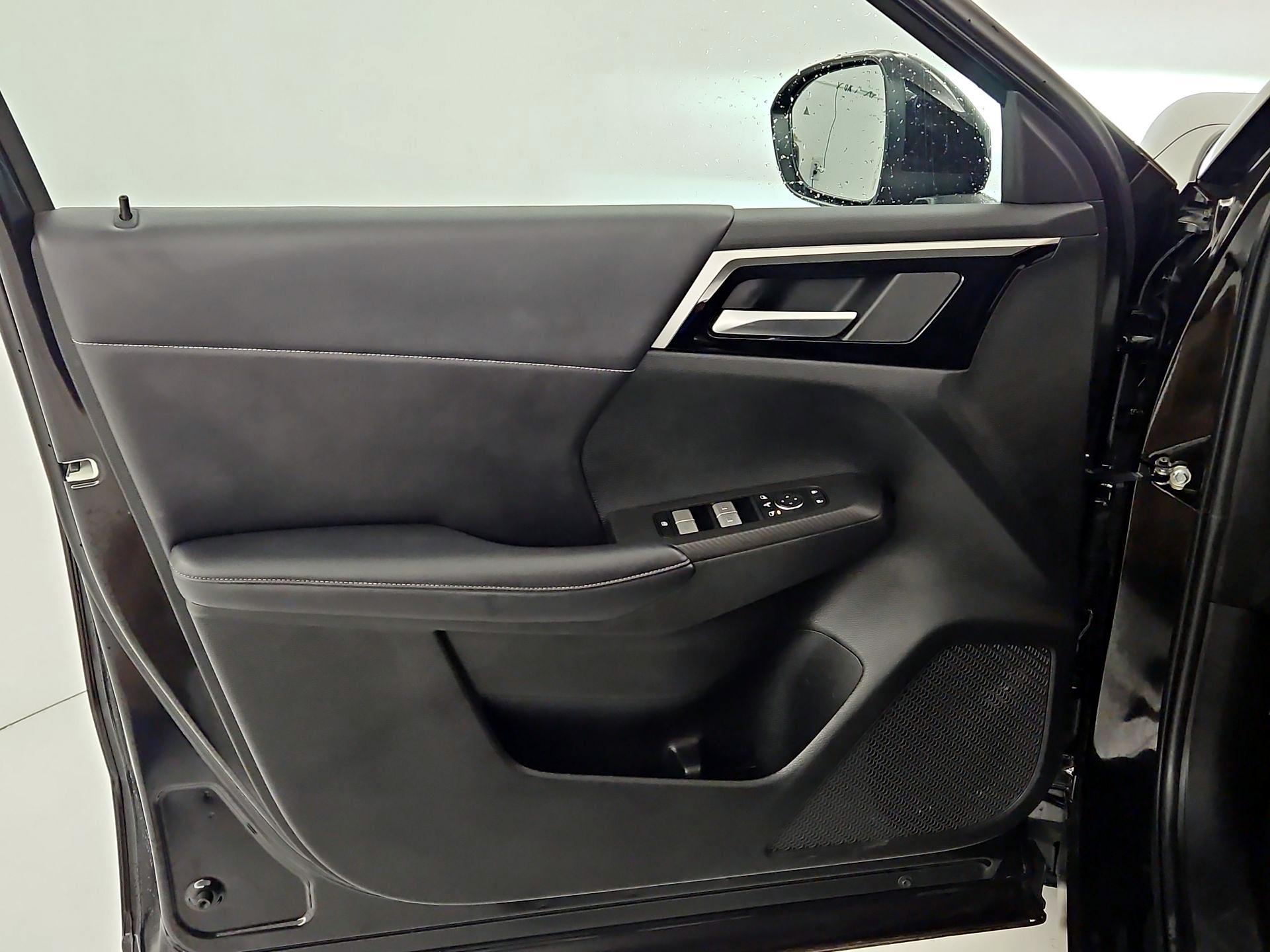 Thumbnail: 2023 Mitsubishi Outlander - 12