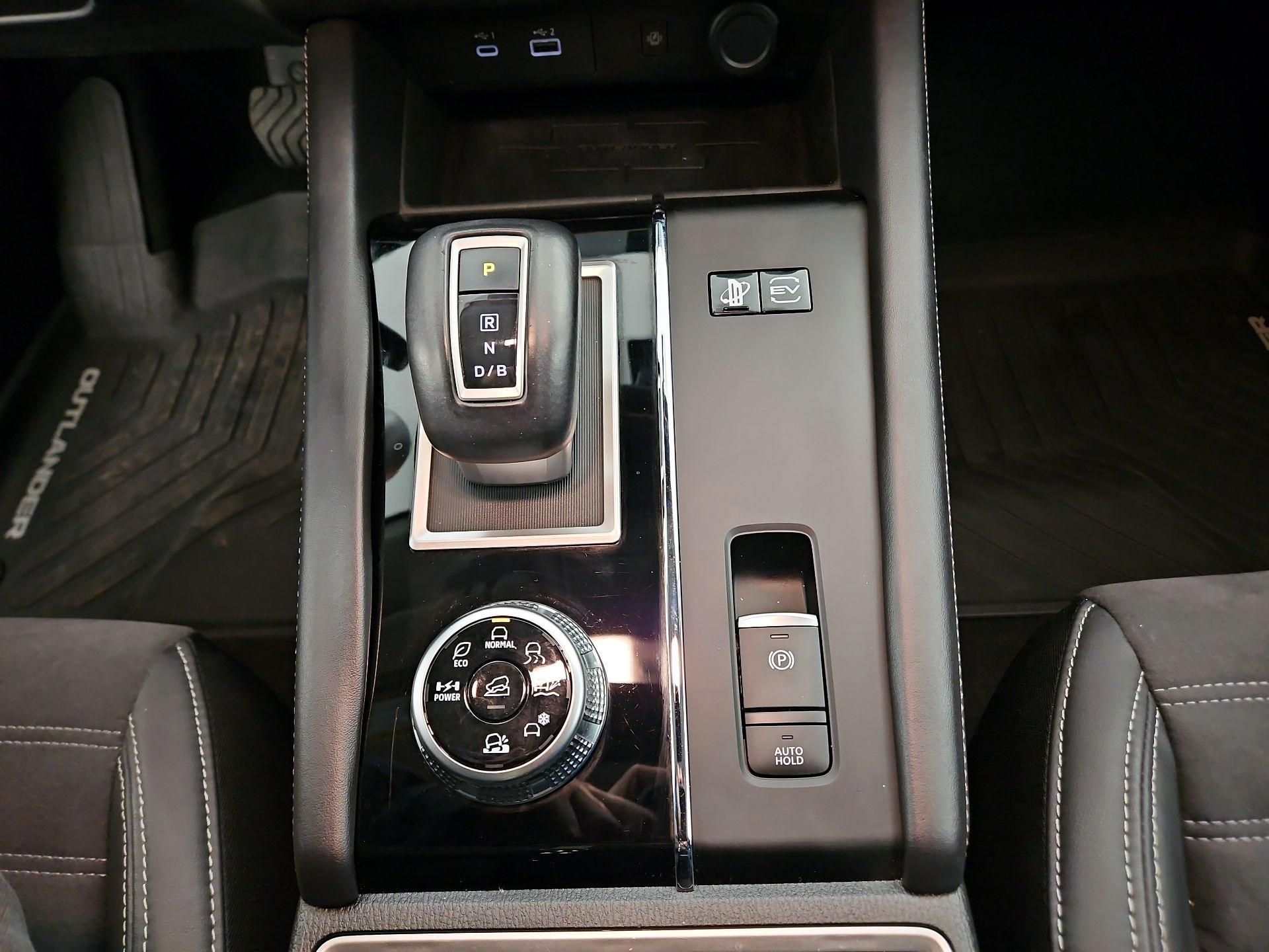 Thumbnail: 2023 Mitsubishi Outlander - 18