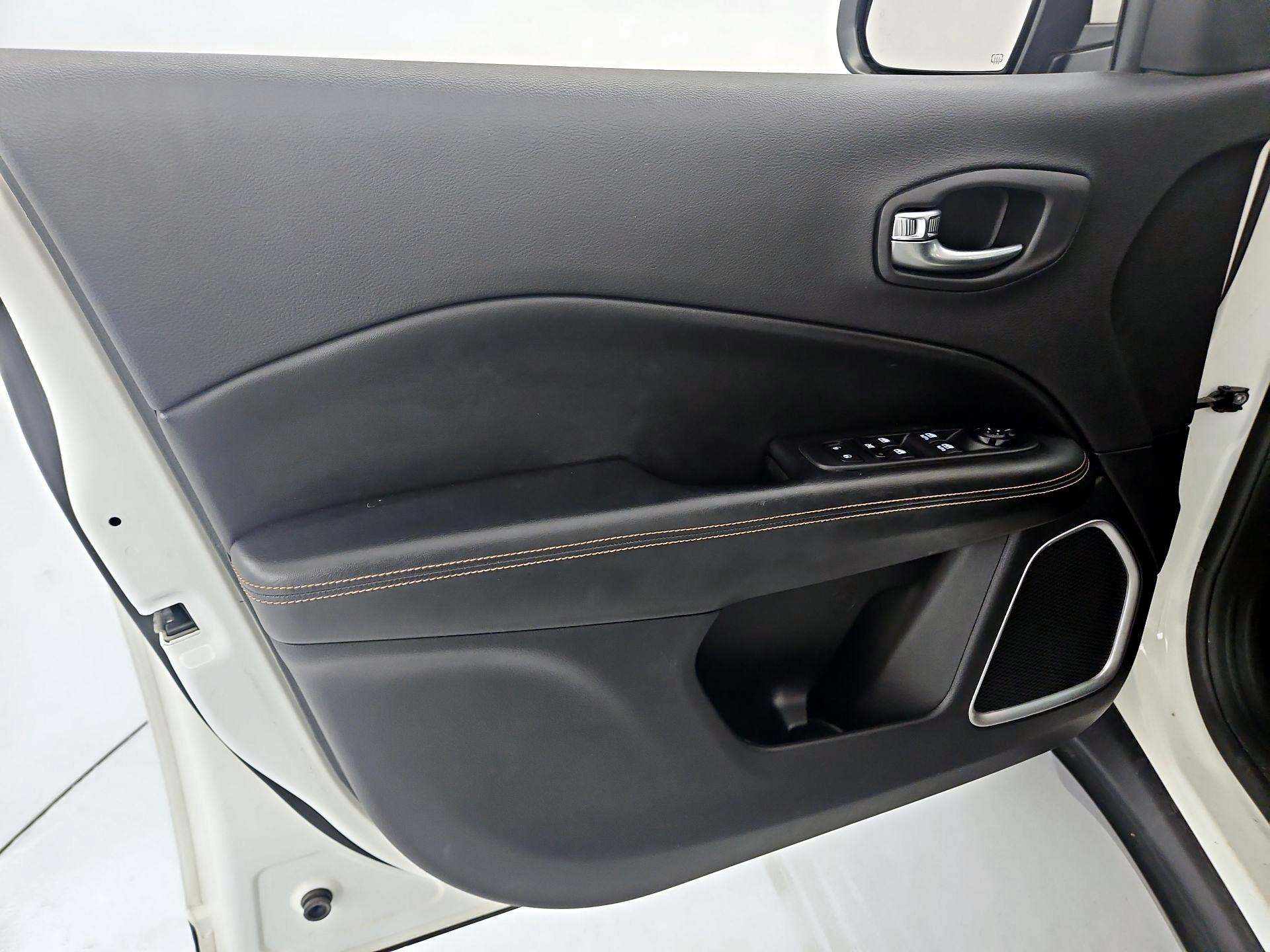 Thumbnail: 2020 Jeep Compass - 12