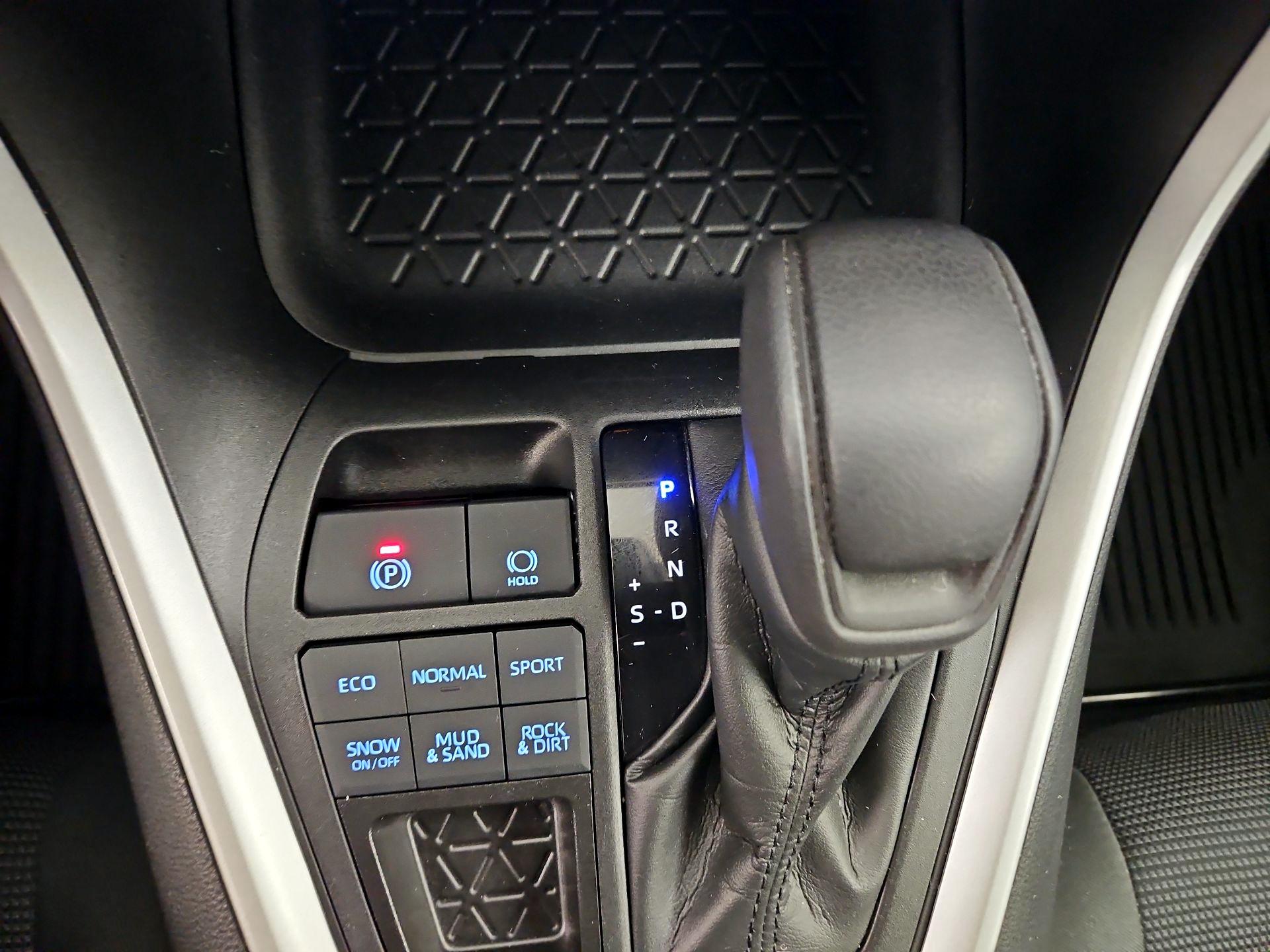 Thumbnail: 2022 Toyota RAV4 - 17