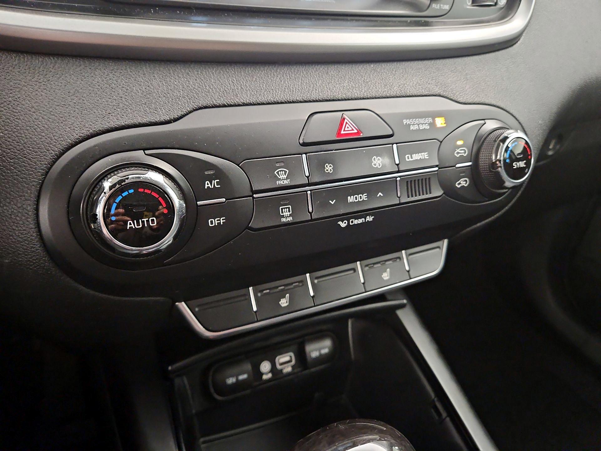 Thumbnail: 2017 Kia Sorento - 16