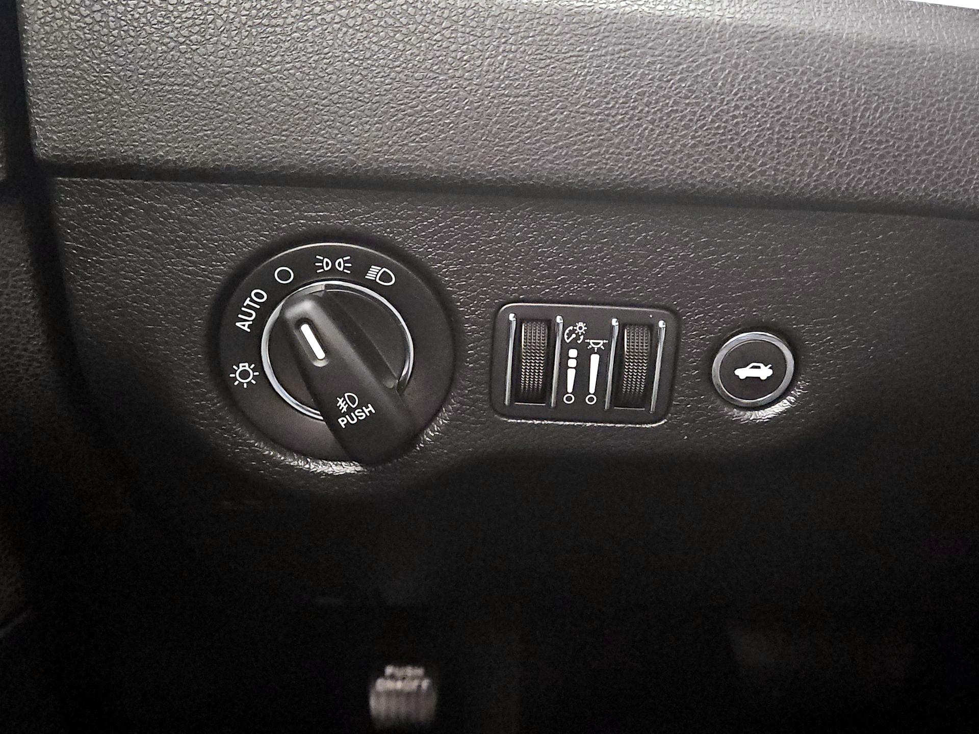 Thumbnail: 2022 Chrysler 300 - 13