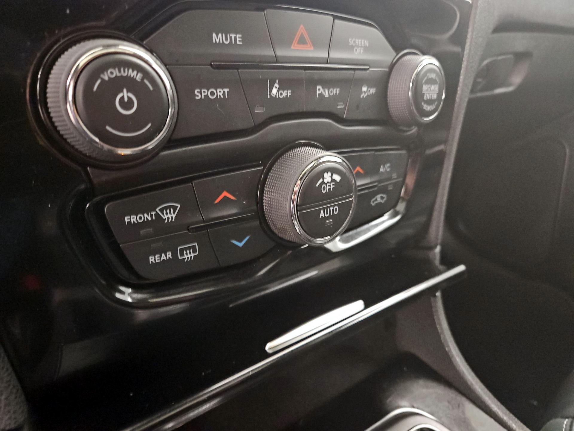 Thumbnail: 2022 Chrysler 300 - 17