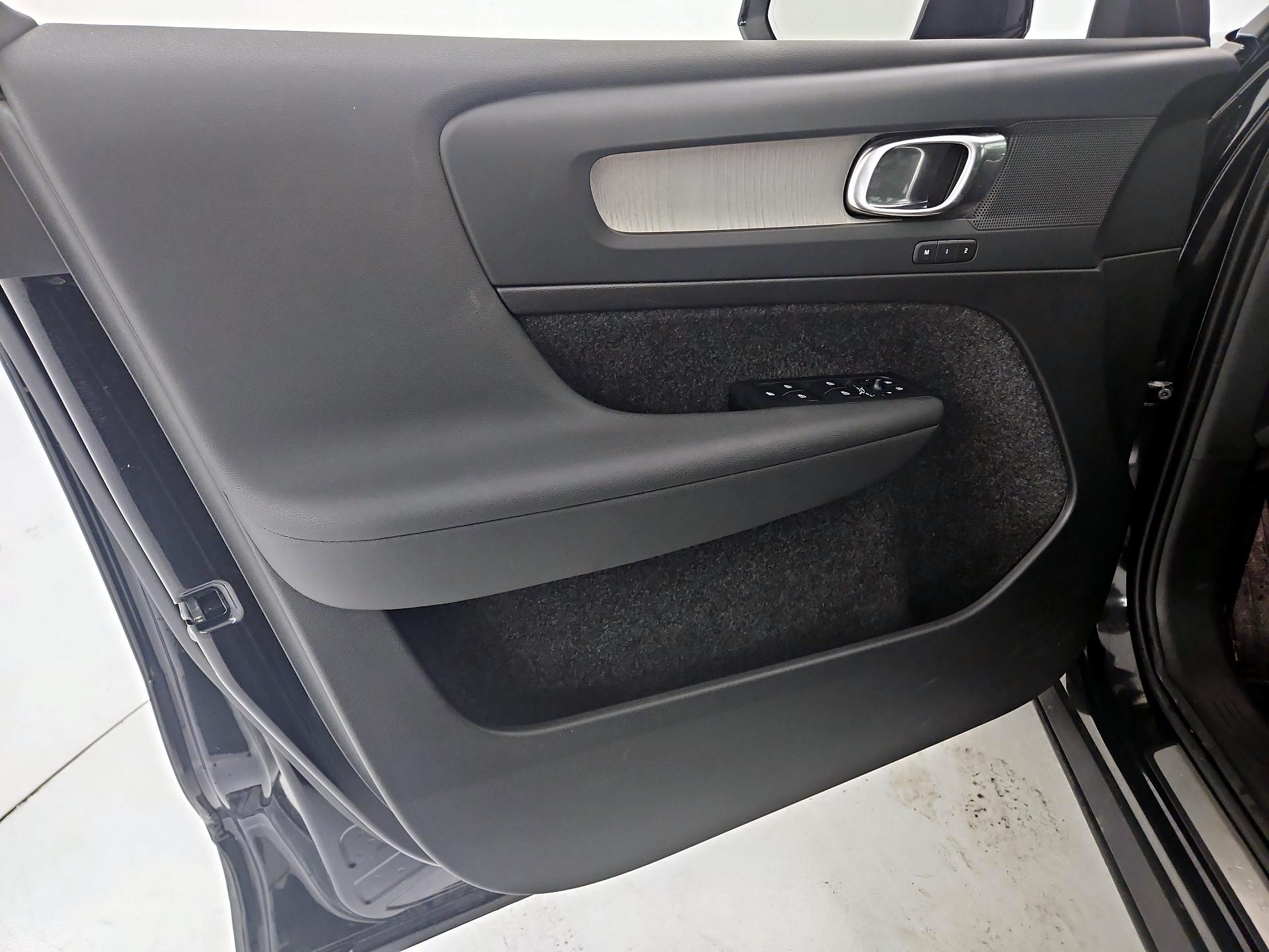 Thumbnail: 2025 Volvo XC40 - 12
