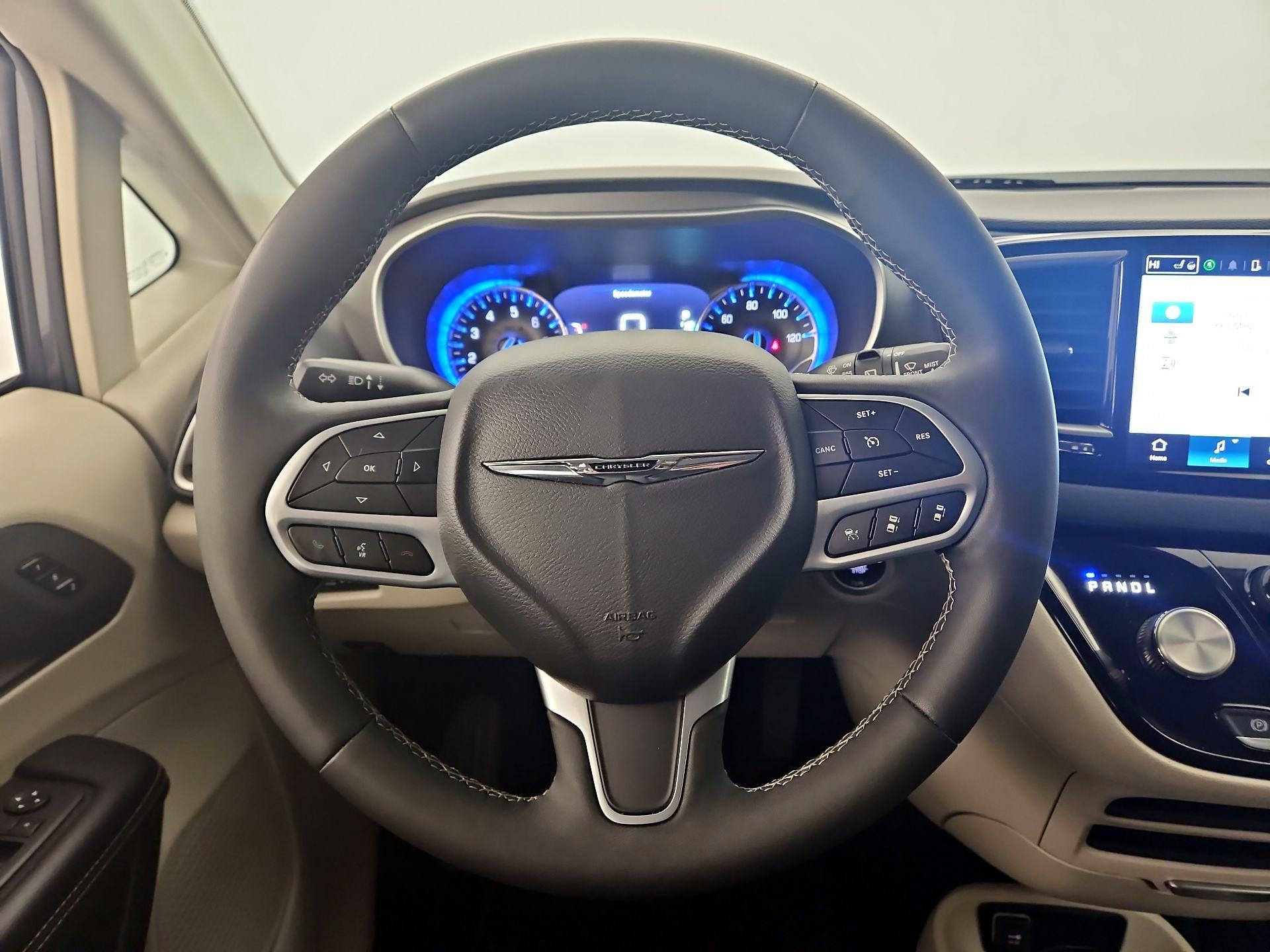 Thumbnail: 2023 Chrysler Pacifica - 10