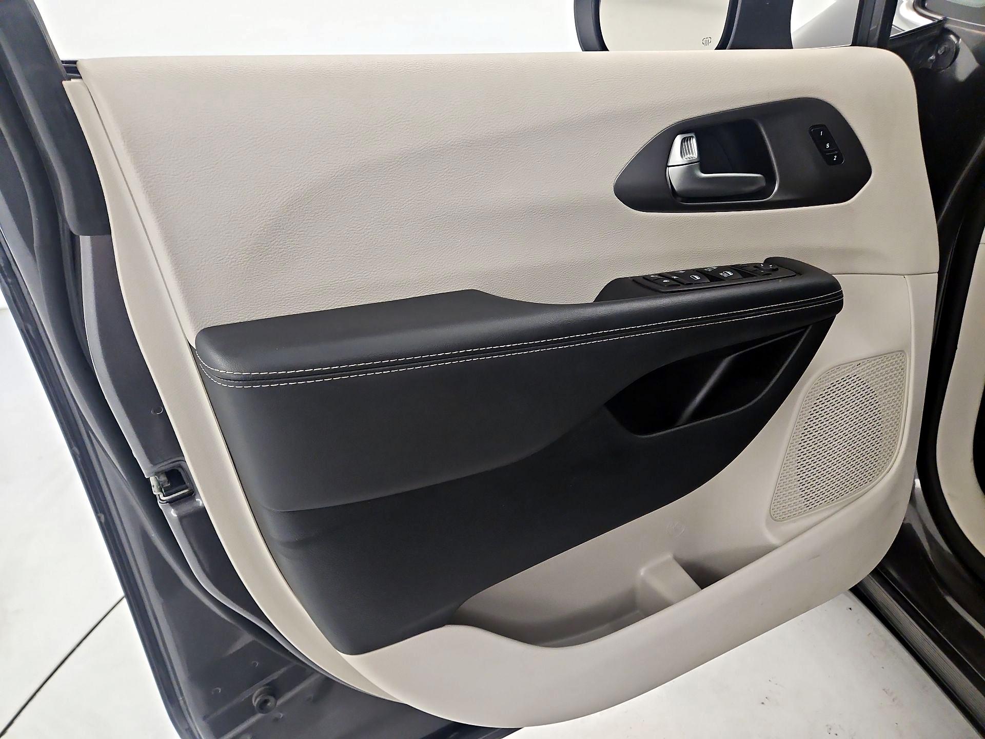 Thumbnail: 2023 Chrysler Pacifica - 12