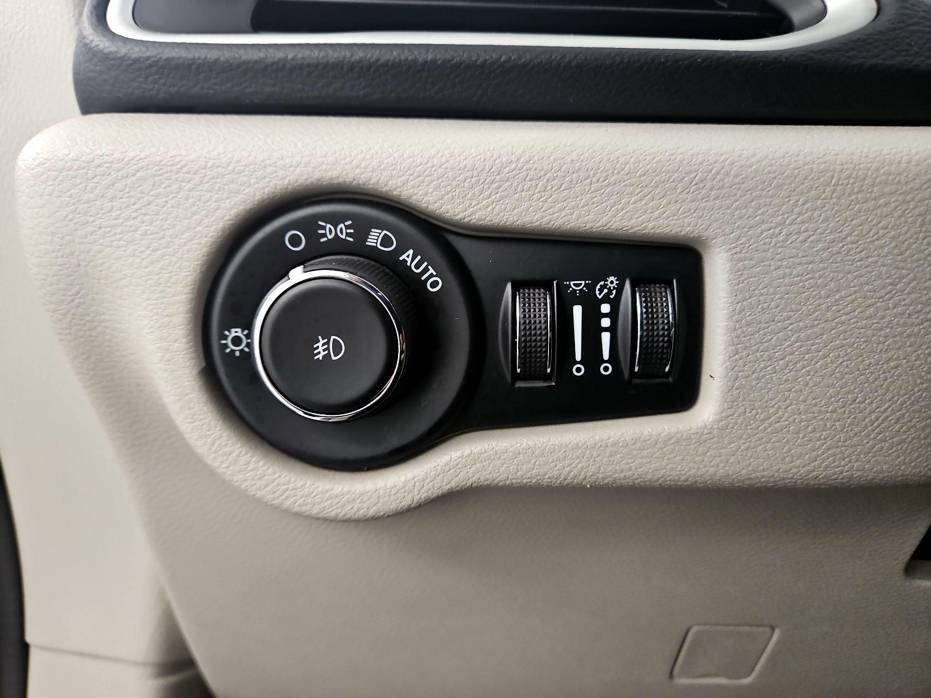 Thumbnail: 2023 Chrysler Pacifica - 13