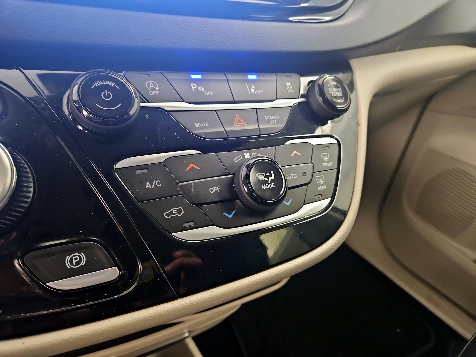 Thumbnail: 2023 Chrysler Pacifica - 16