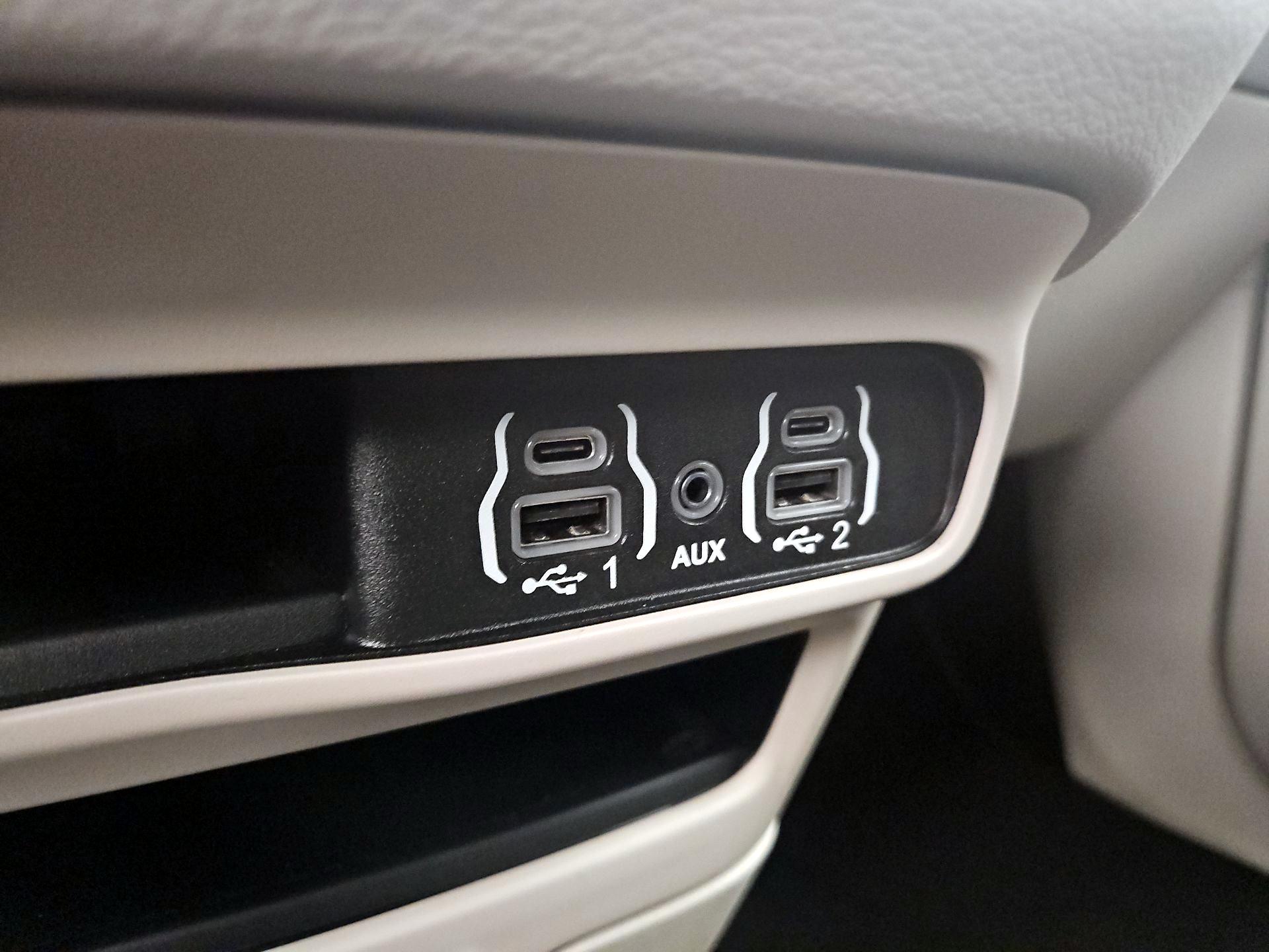 Thumbnail: 2023 Chrysler Pacifica - 18