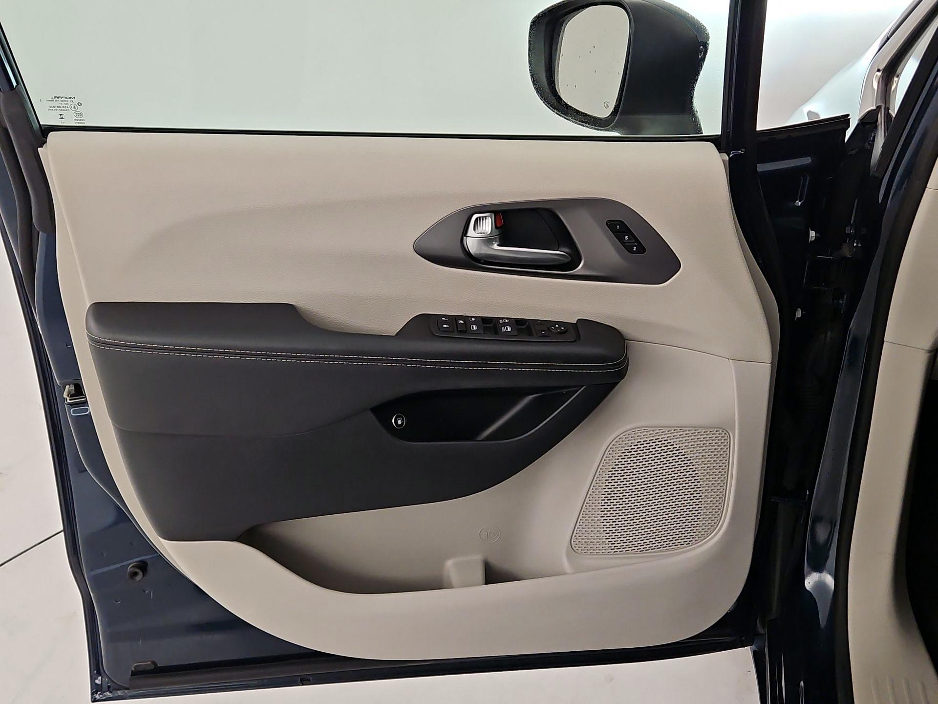 Thumbnail: 2023 Chrysler Pacifica - 12