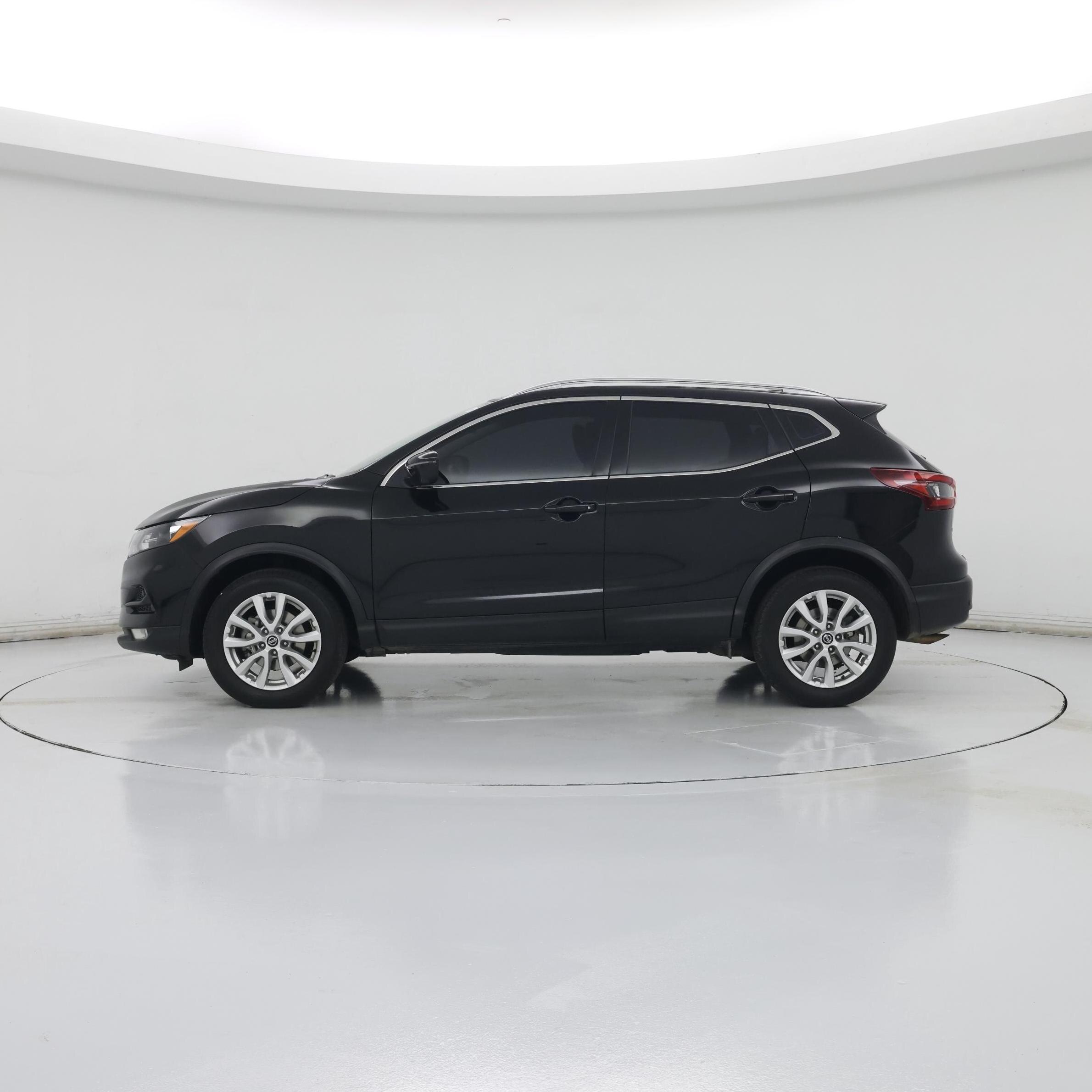 Thumbnail: 2022 Nissan Rogue Sport - 3