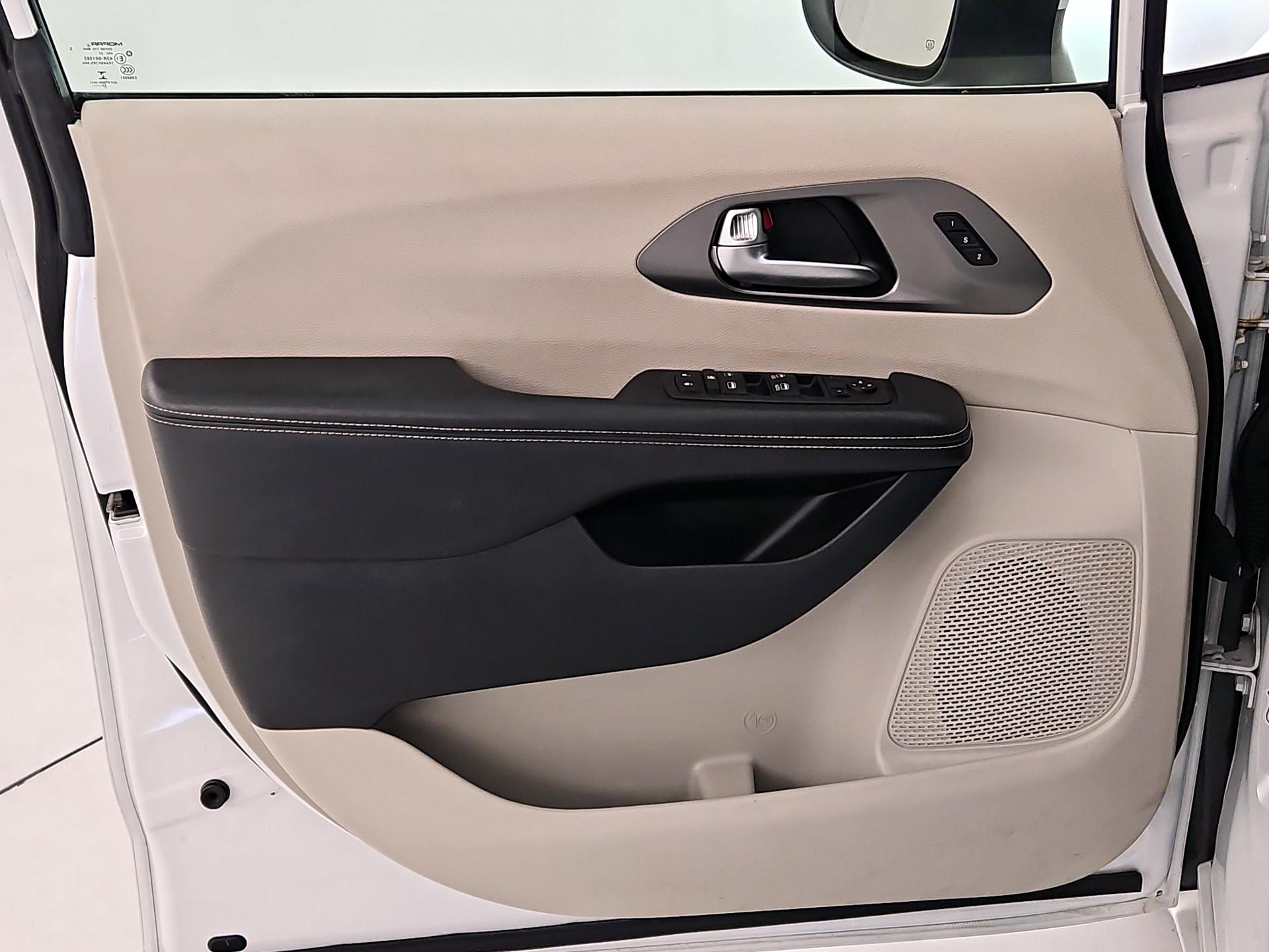 Thumbnail: 2023 Chrysler Pacifica - 12