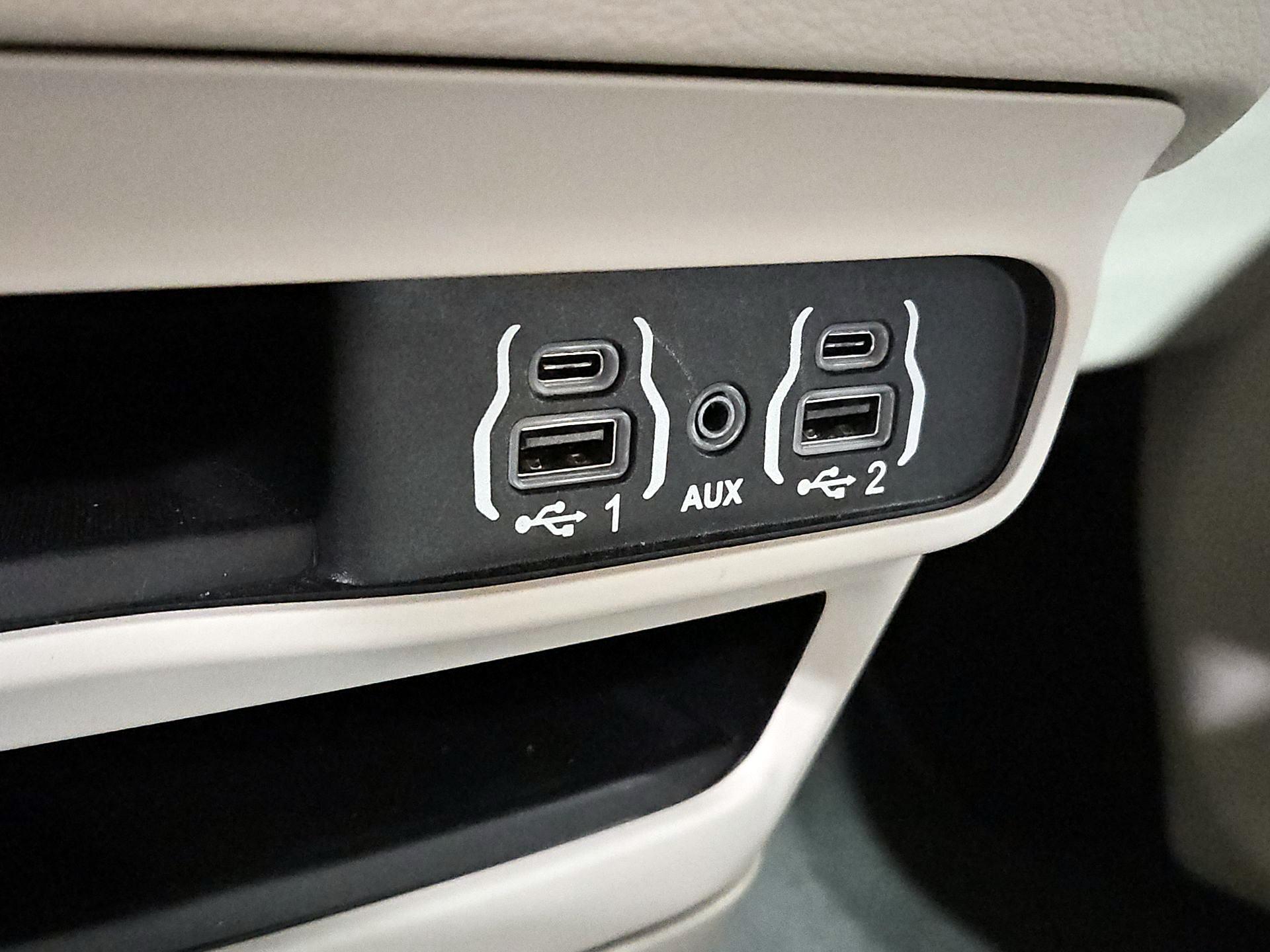 Thumbnail: 2023 Chrysler Pacifica - 18