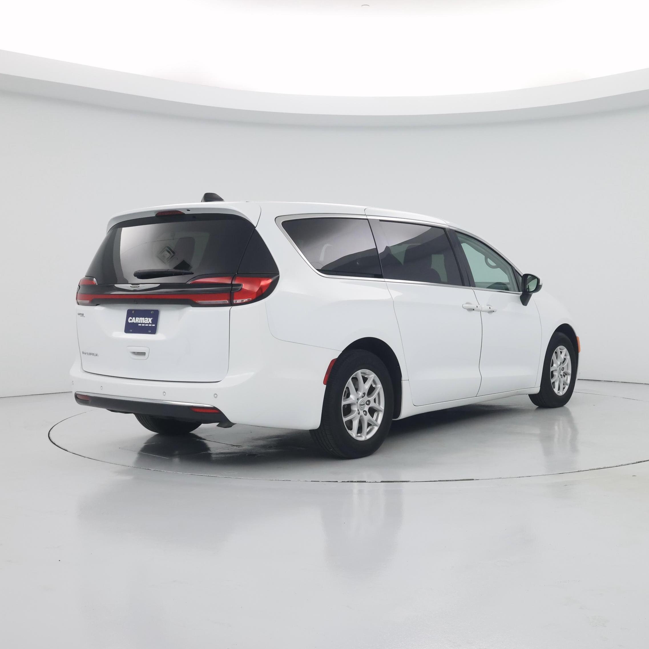 Thumbnail: 2023 Chrysler Pacifica - 8