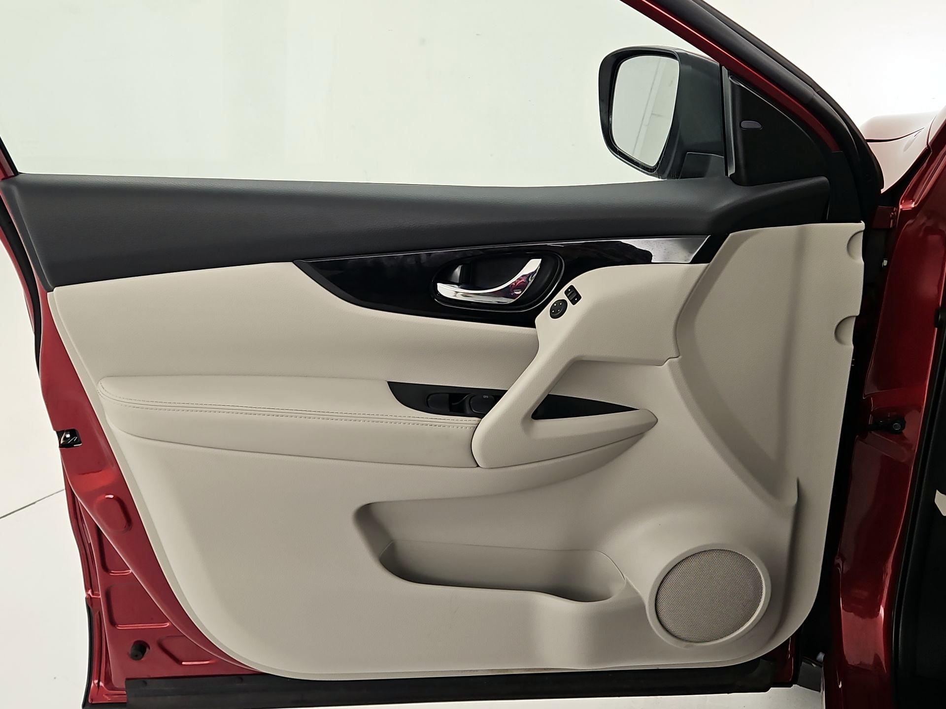 Thumbnail: 2022 Nissan Rogue Sport - 12