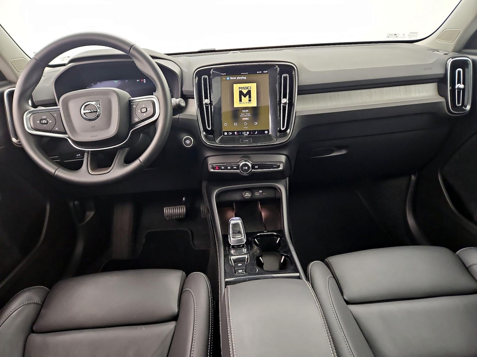 2025 Volvo XC40 Plus - Photo 10
