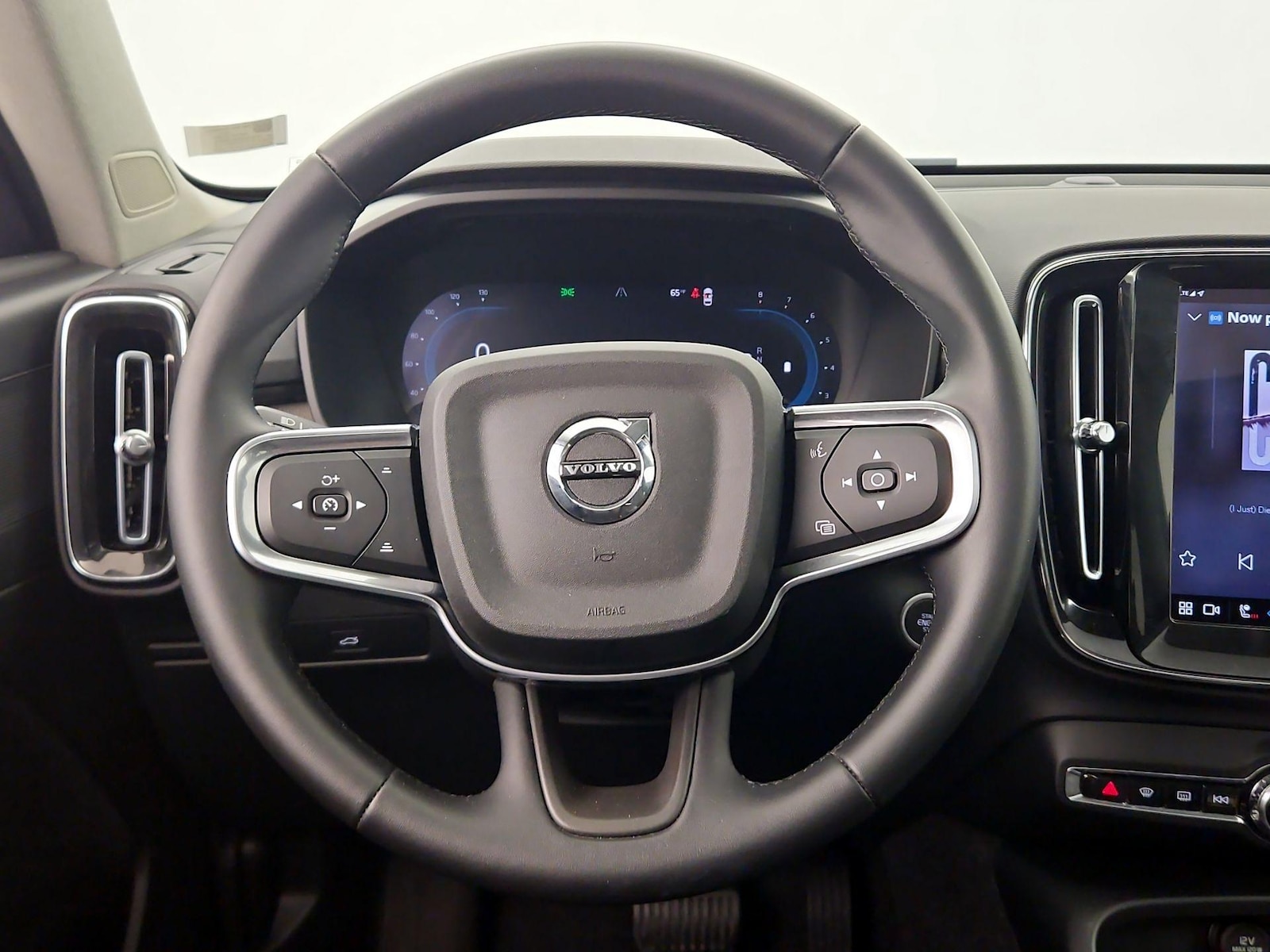 2025 Volvo XC40 Plus - Photo 11