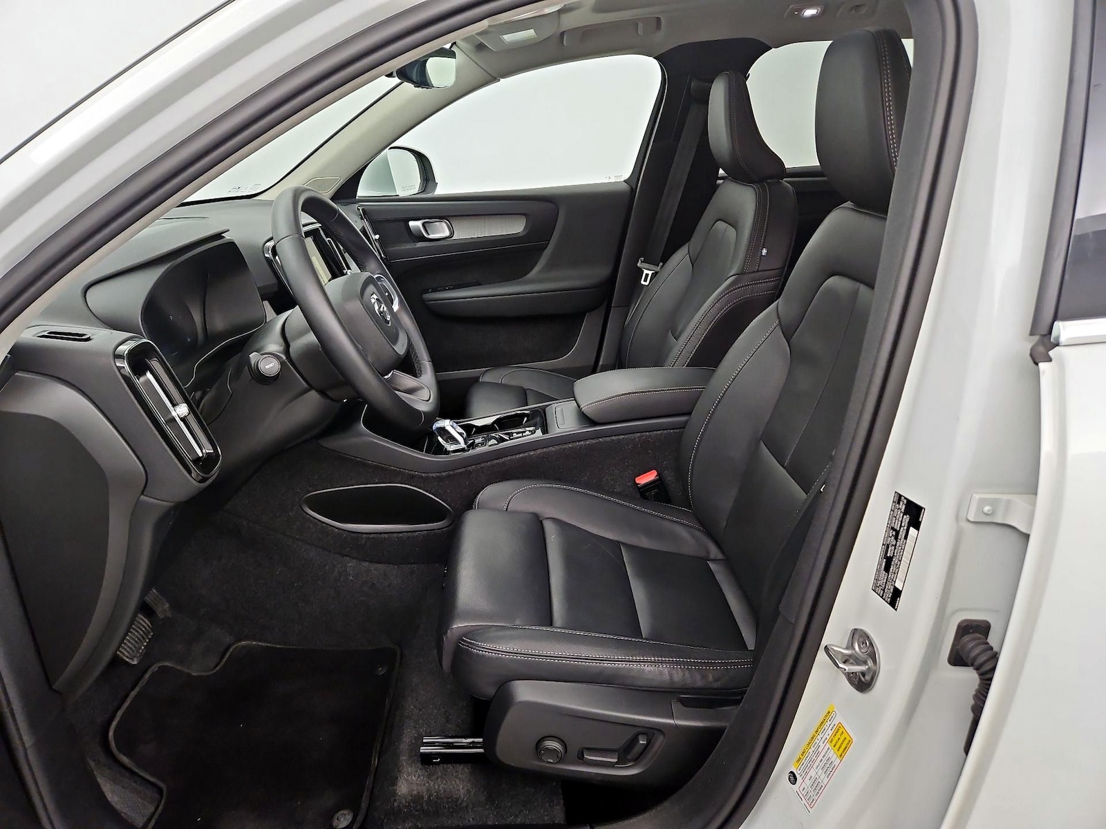 2025 Volvo XC40 Plus - Photo 12