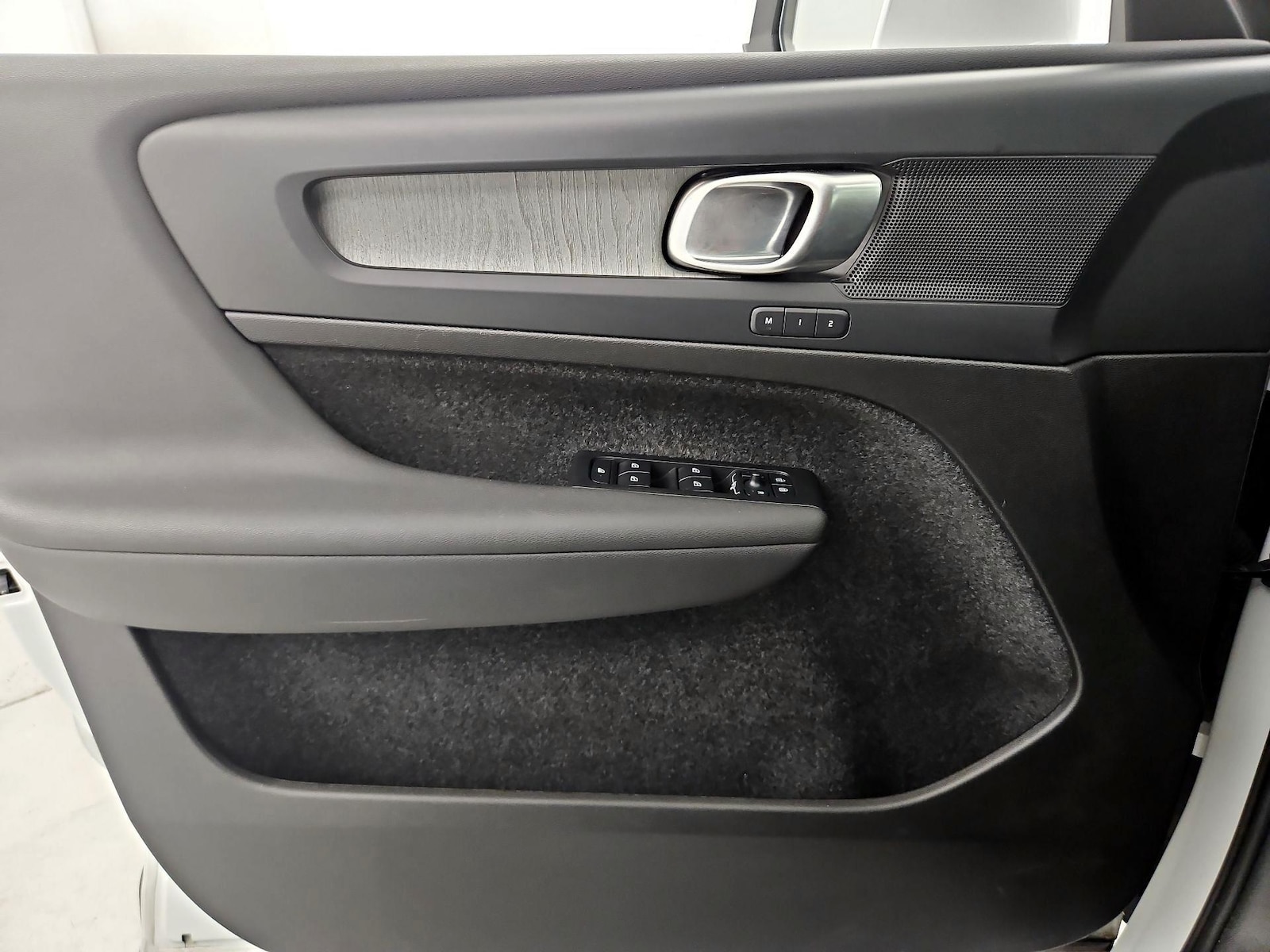 2025 Volvo XC40 Plus - Photo 13