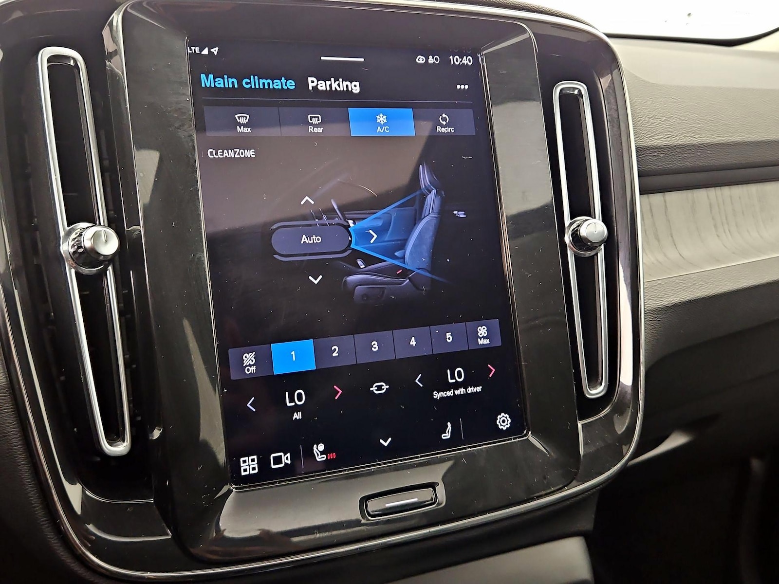 2025 Volvo XC40 Plus - Photo 18