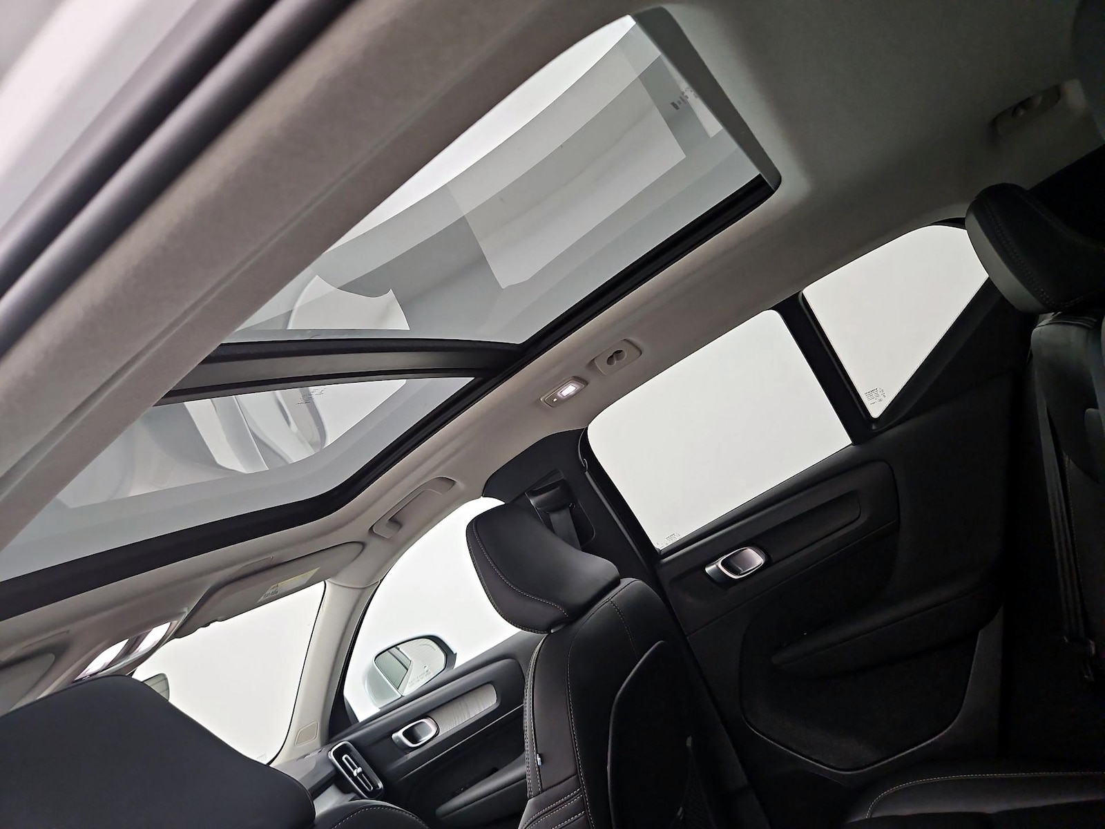 2025 Volvo XC40 Plus - Photo 25